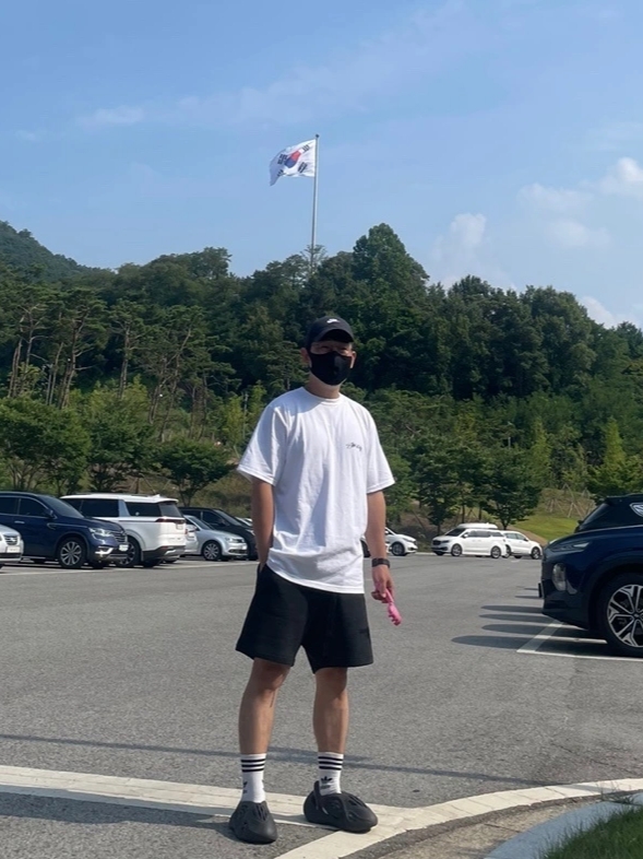 Adidas Yeezy Foam RNNR Onyx, Essentials The Core Collection Sweatshorts Stretch Limo 착용 스타일 - 1