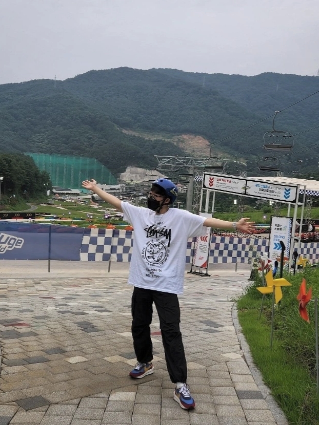 Stussy x Marc Jacobs 40 WT T-Shirt, Nike x Sacai LDWaffle Blue Multi 착용 스타일