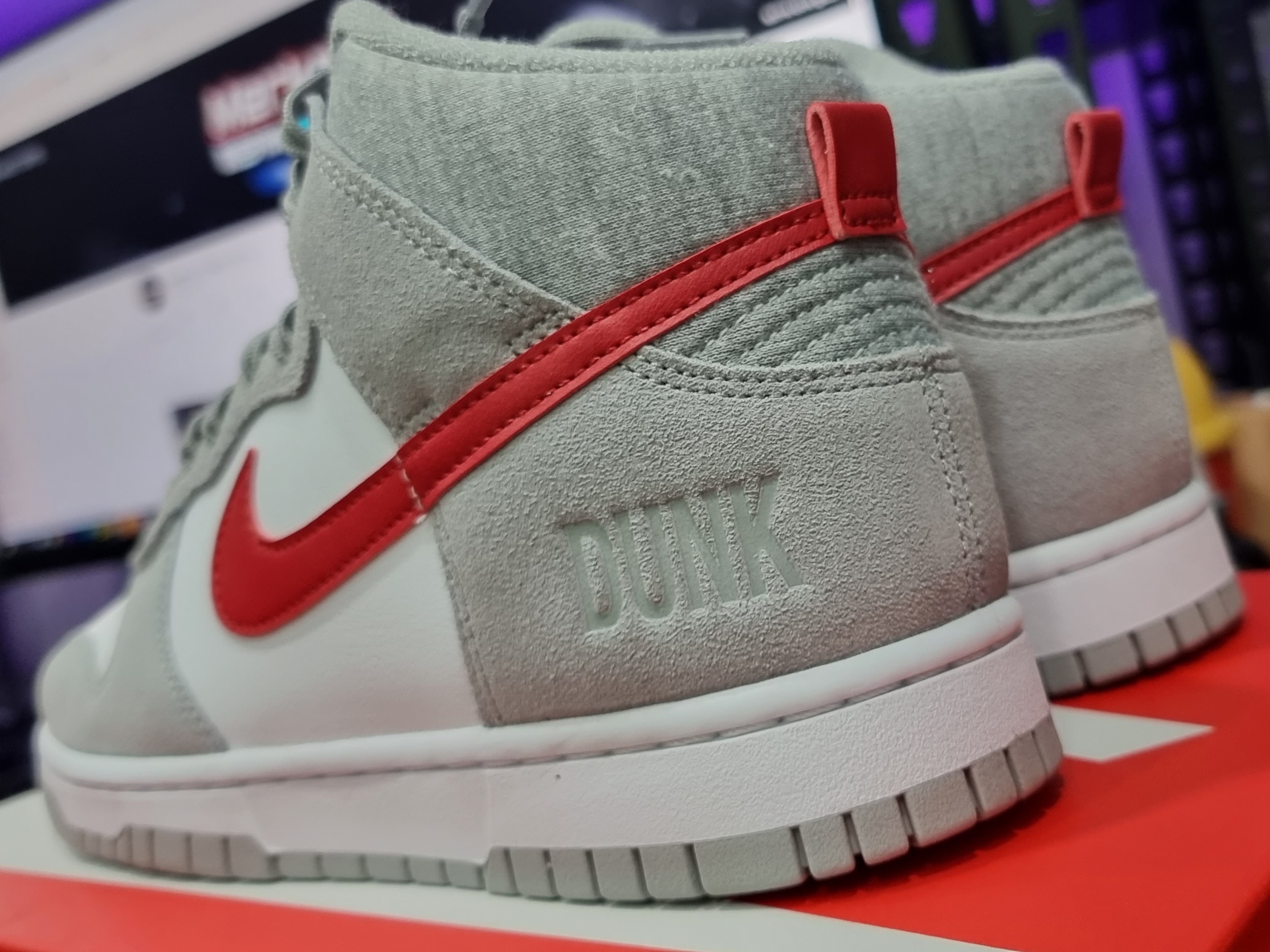 Nike Dunk High Retro SE Athletic Club Light Smoke Grey Gym Red 착용 스타일 - 2