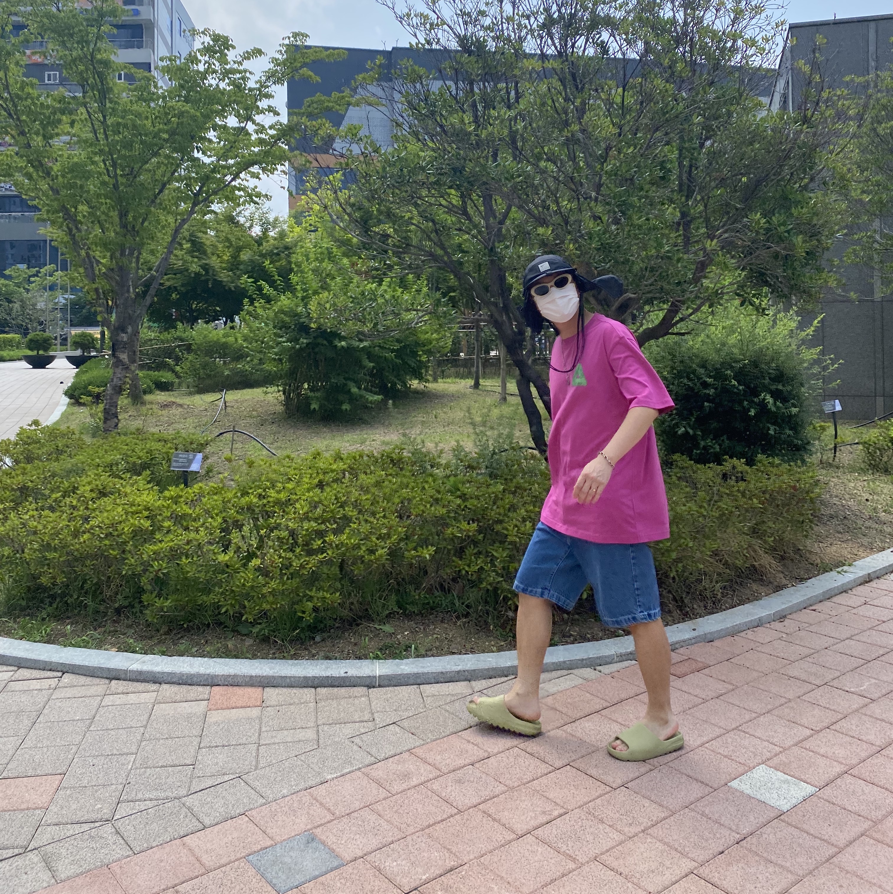 Nike x Matthew M Williams NRG AW84 Cap Black, Palace Tri-Slime T-Shirt Pink - 21SS 착용 스타일 - 3
