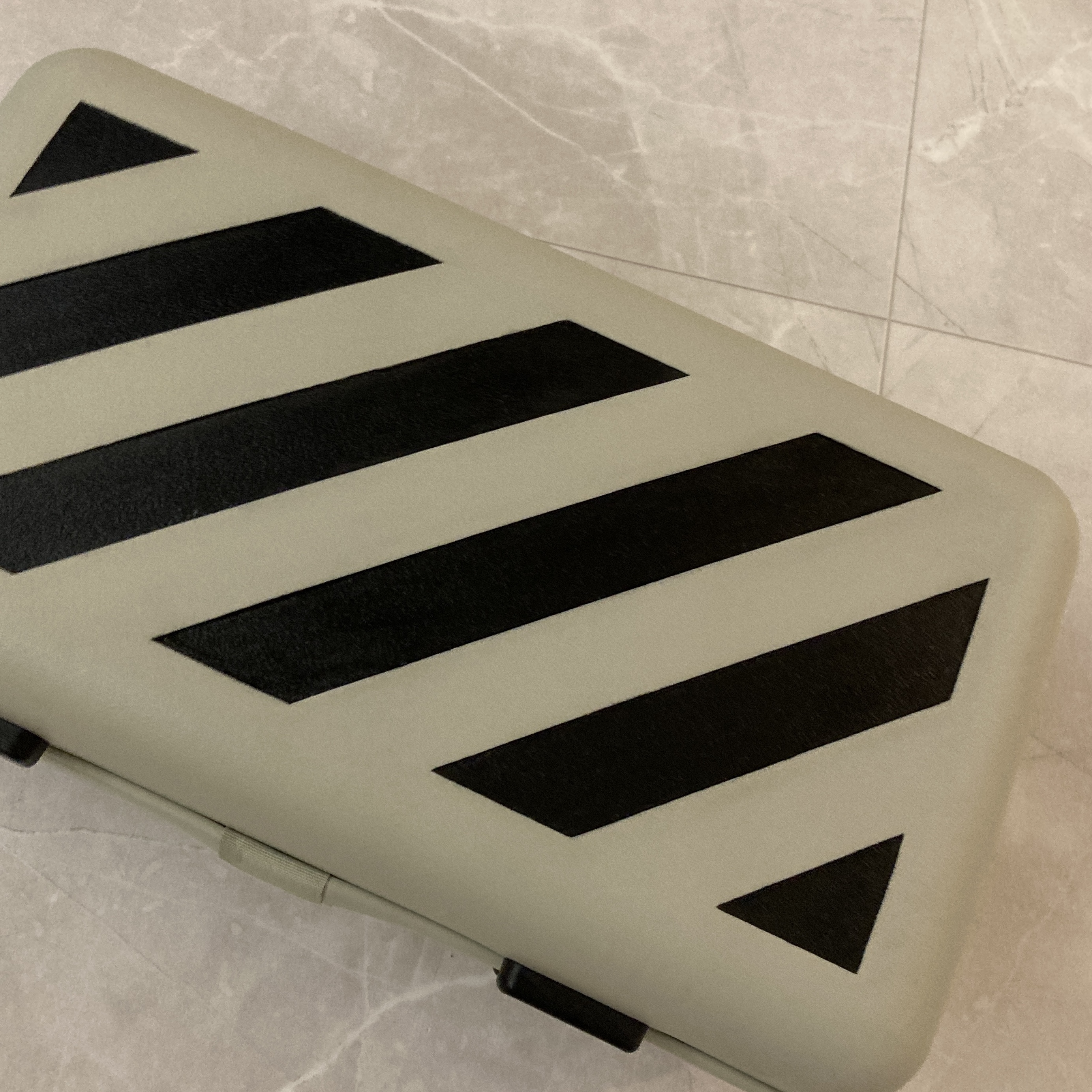 Off-White x Amore Pacific Protection Box (Without Cosmetics) 착용 스타일 - 2