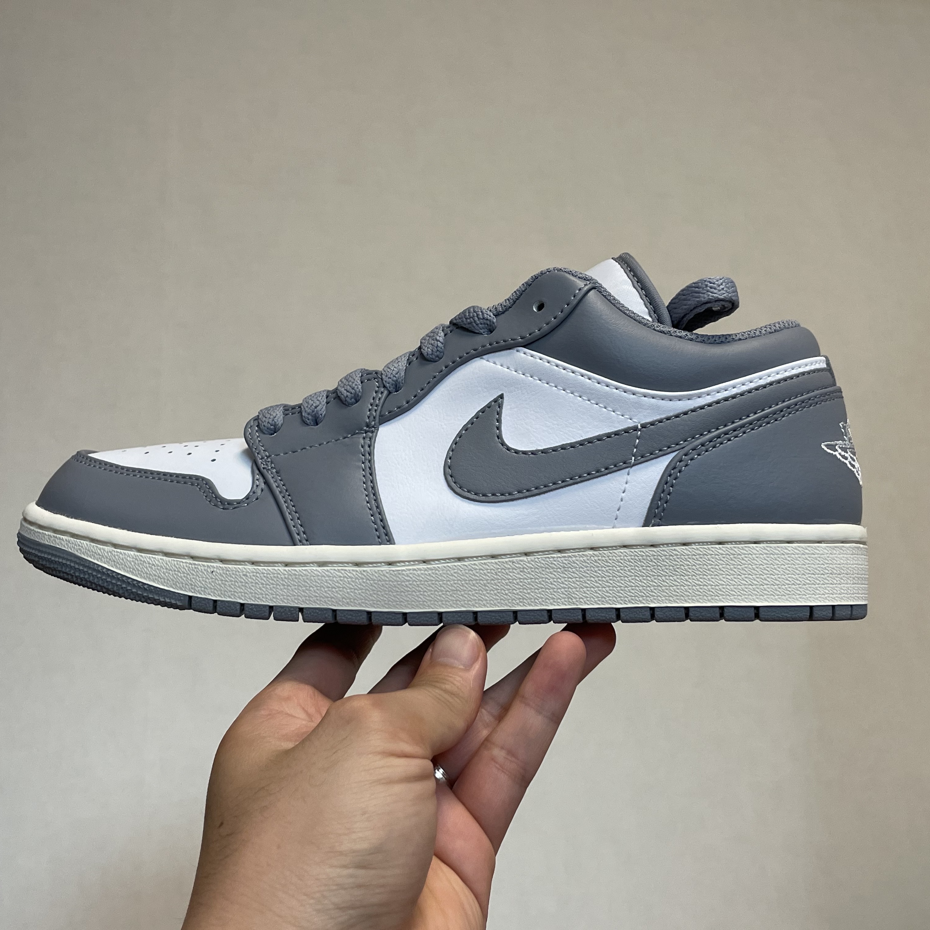 Jordan 1 Low Stealth and White 착용 스타일
