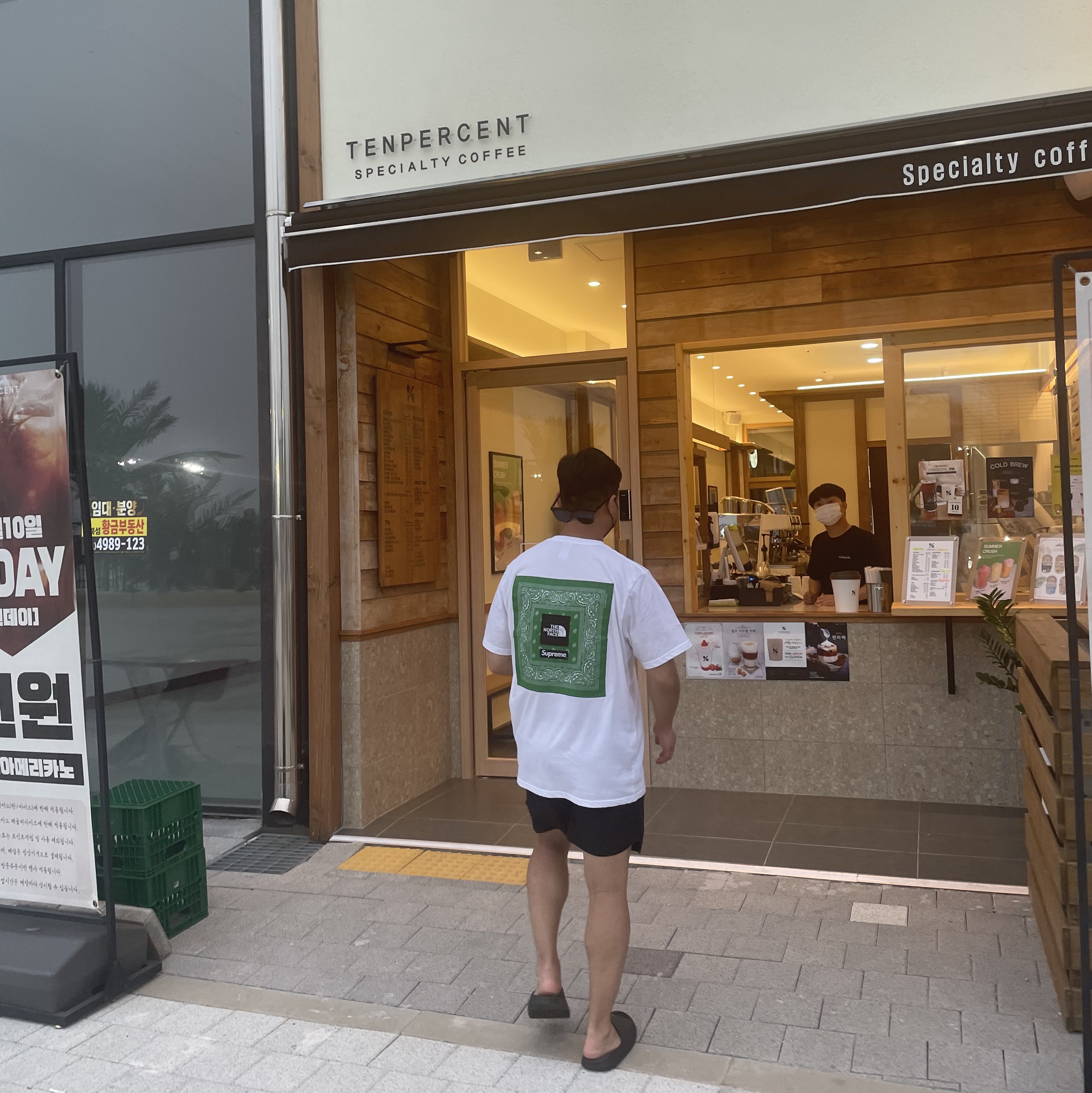 Supreme x The North Face Bandana T-Shirt White - 22SS, Adidas Yeezy Foam RNNR Onyx 착용 스타일