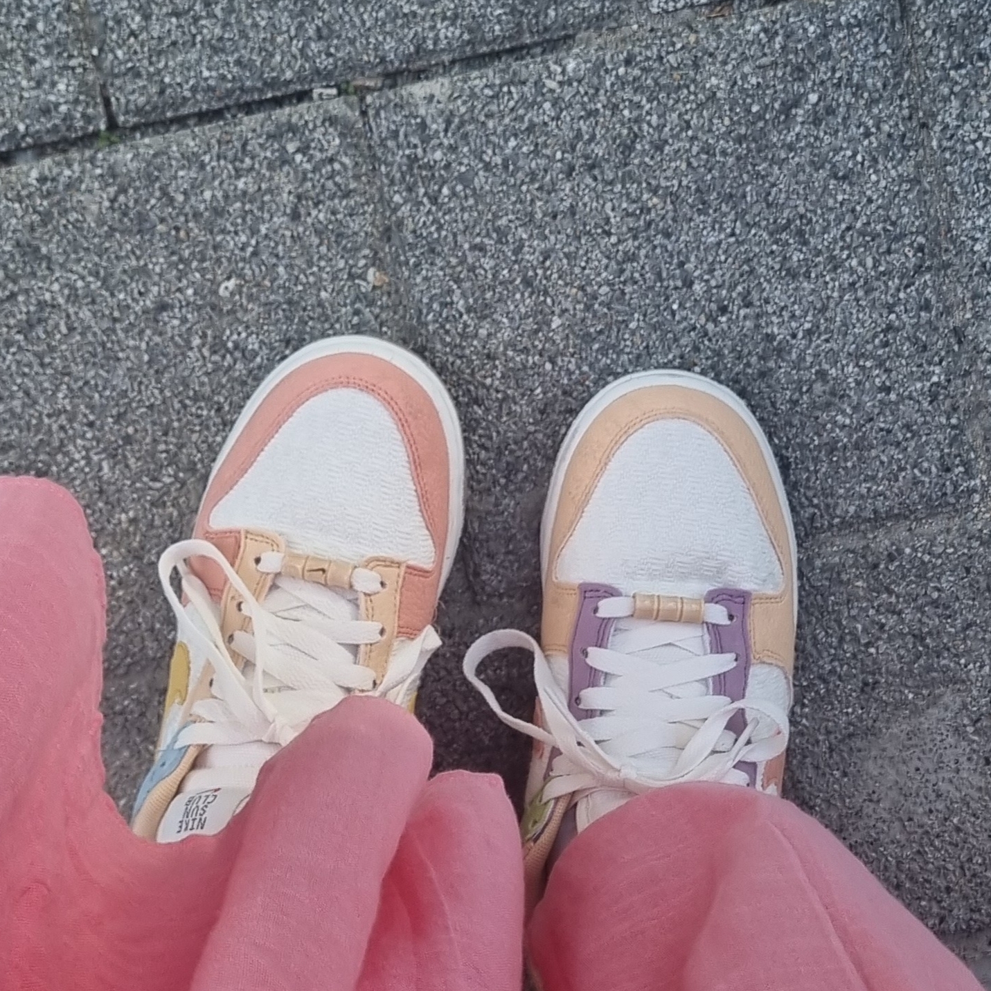 (W) Nike Dunk Low SE Sun Club Sanded Gold 착용 스타일 - 3