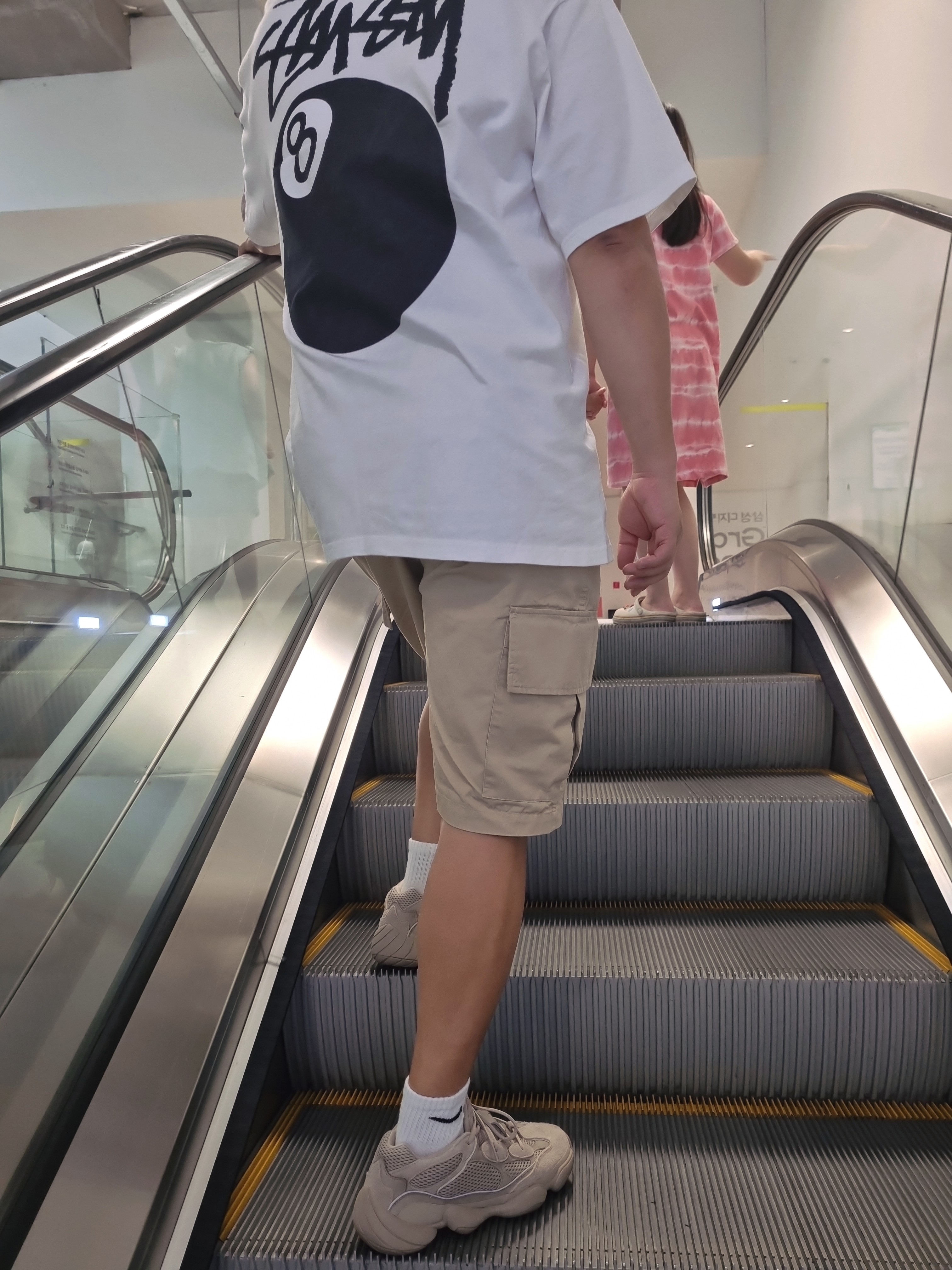 Adidas Yeezy 500 Taupe Light, Stussy 8 Ball T-Shirt White - 22SS 착용 스타일 - 1