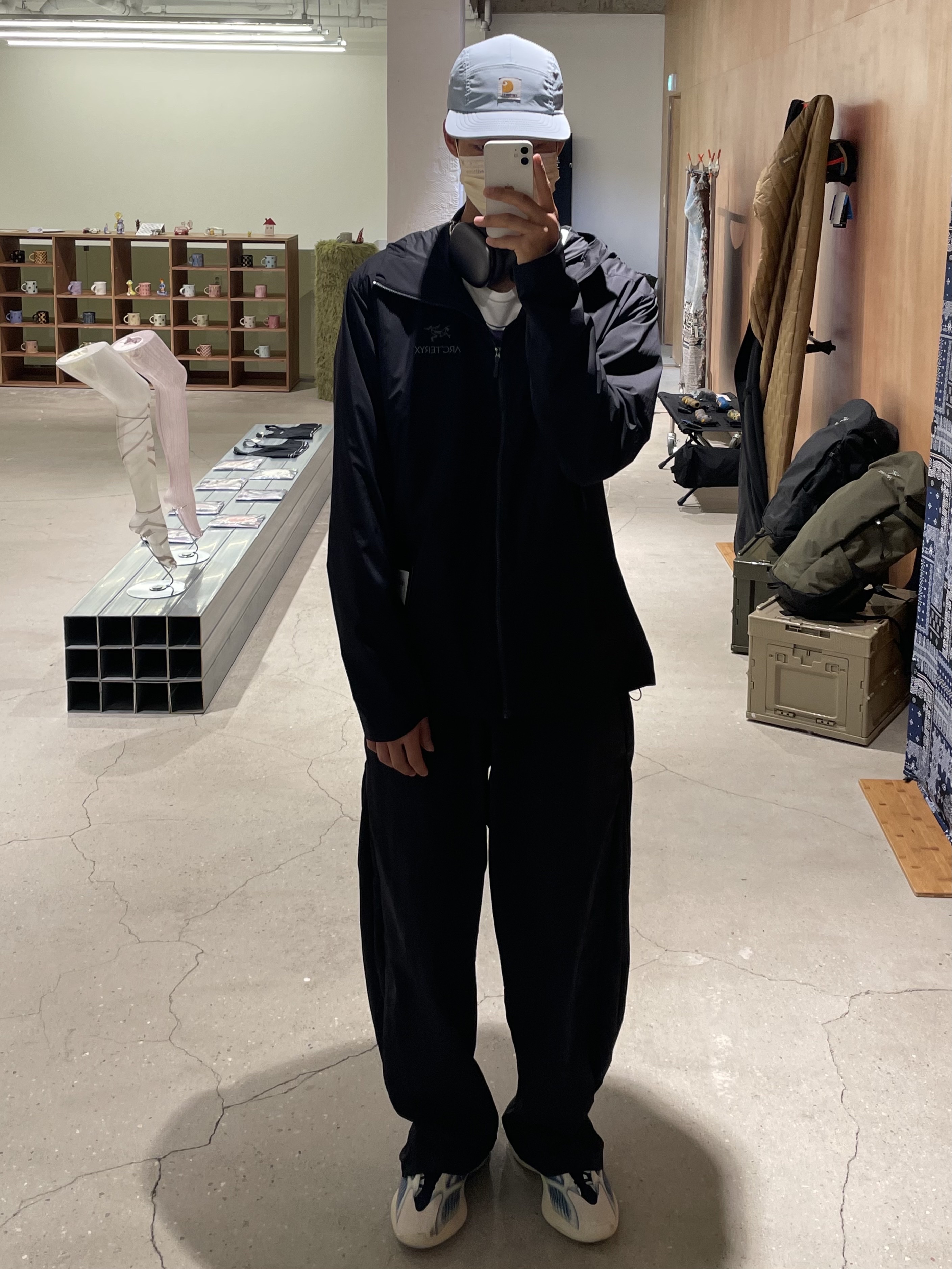 Adidas Yeezy 700 V3 Kyanite, Apple AirPods Max Lightning Space Gray (Korean Ver.) 착용 스타일 - 1