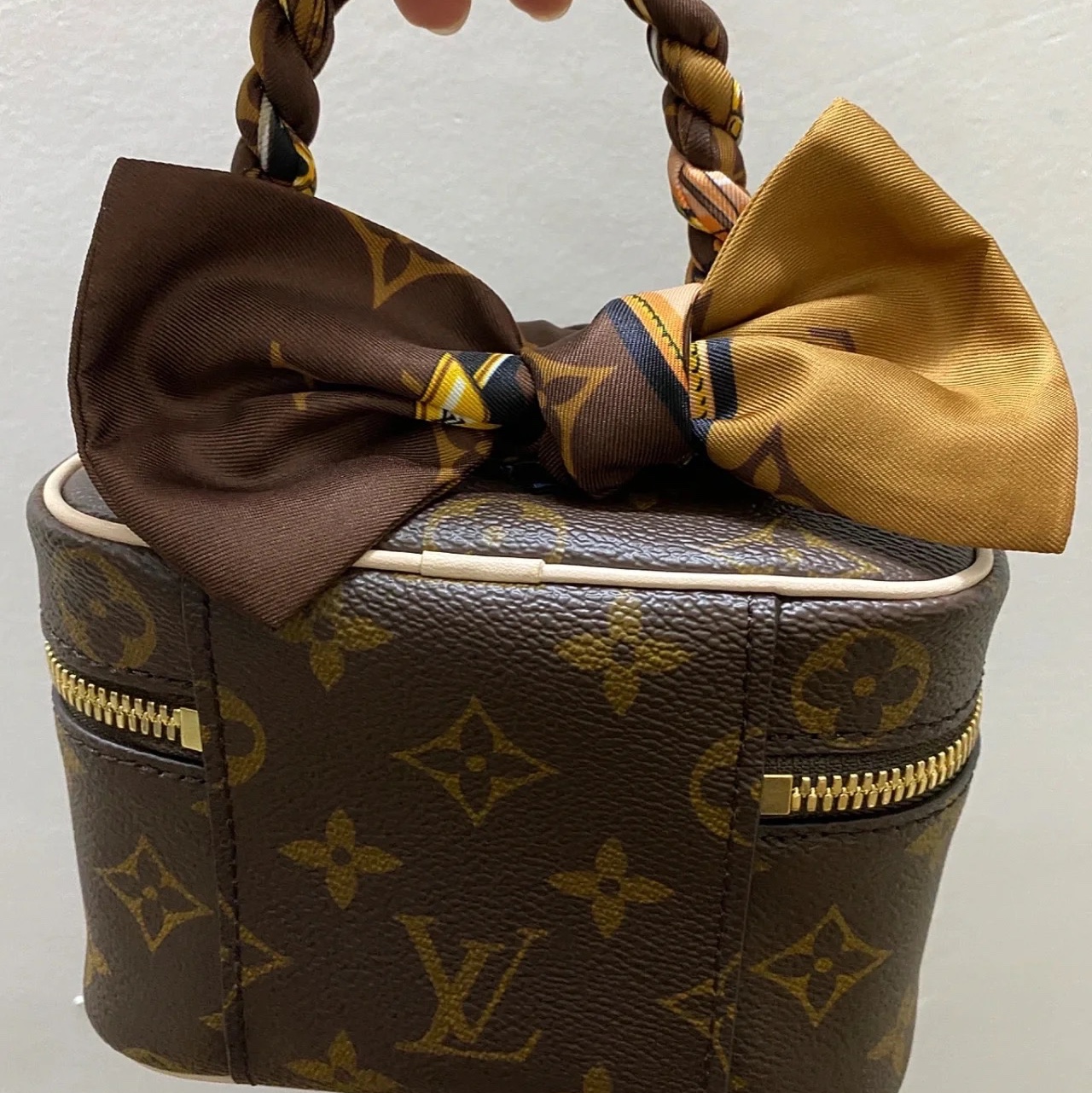 Louis Vuitton Nice Nano Toiletry Pouch Monogram 착용 스타일 - 2