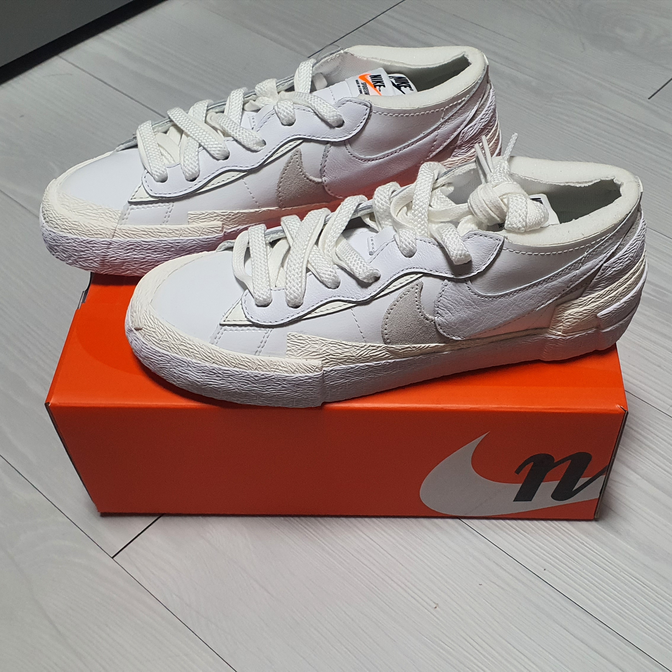 Nike x Sacai Blazer Low White Patent Leather 착용 스타일