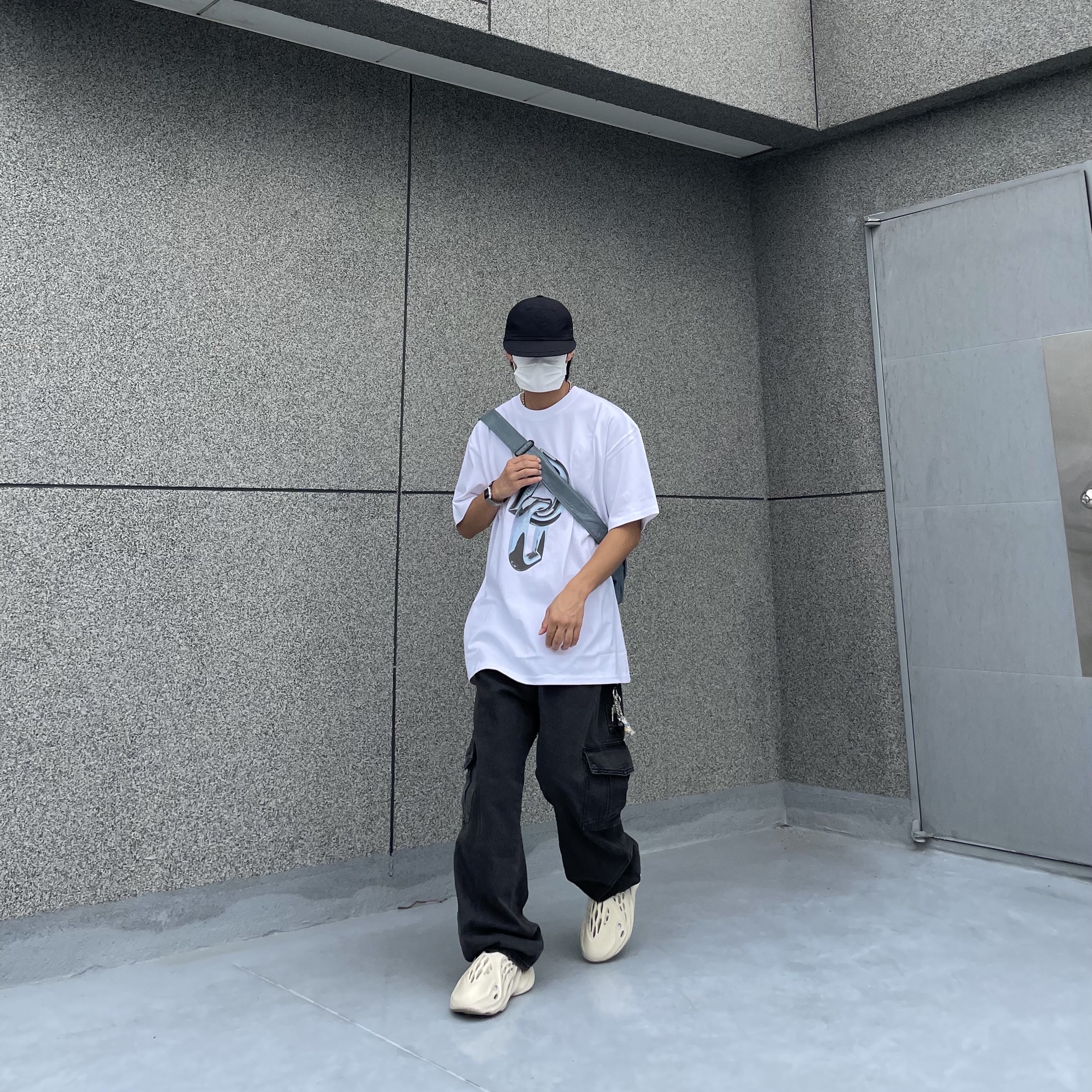 Adidas Yeezy Foam RNNR Sand 착용 스타일