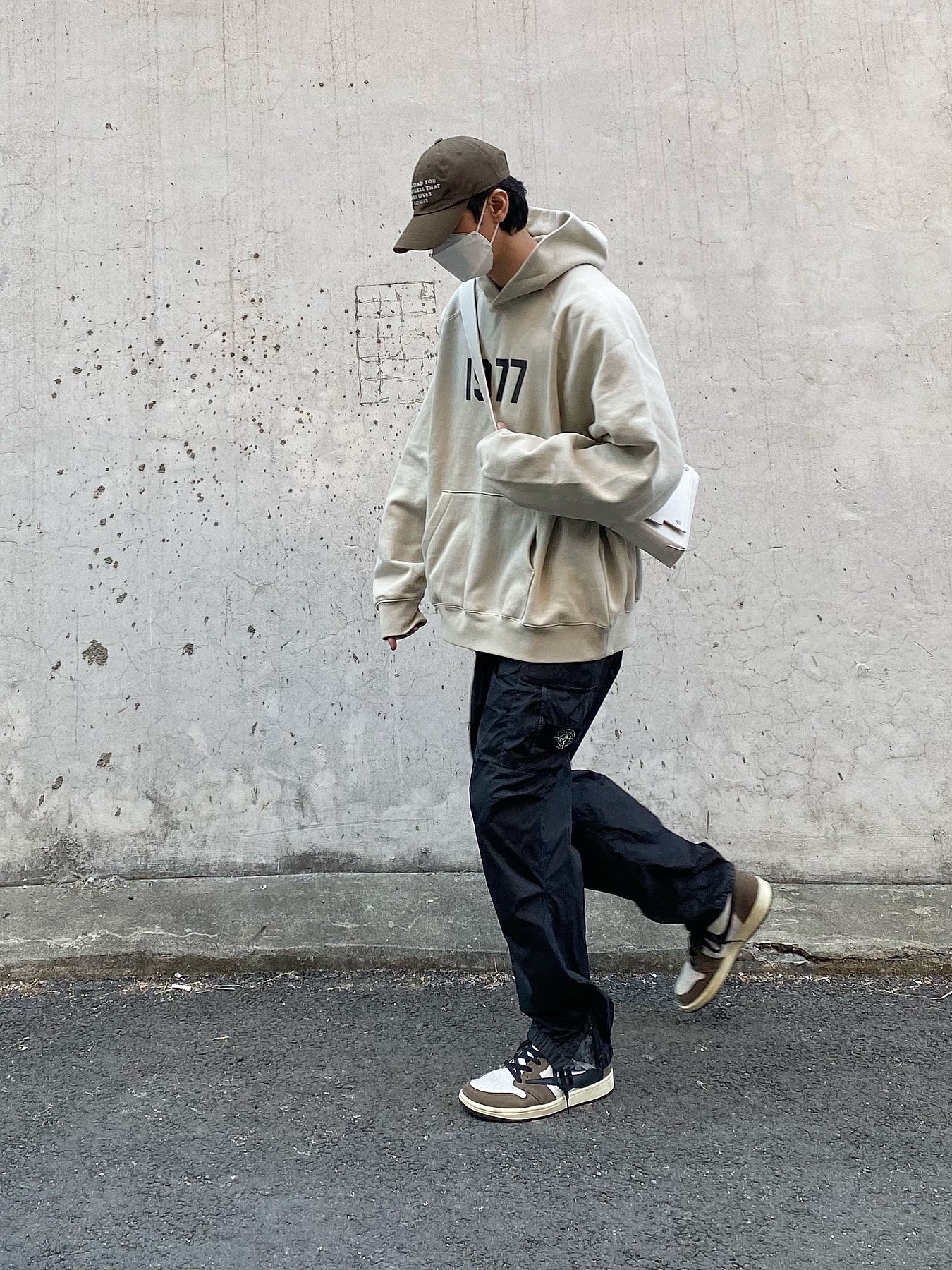 Essentials 1977 Hoodie Wheat - 22SS, Supreme x Stone Island Painted Camo Nylon Cargo Pants Black - 20FW 착용 스타일 - 2