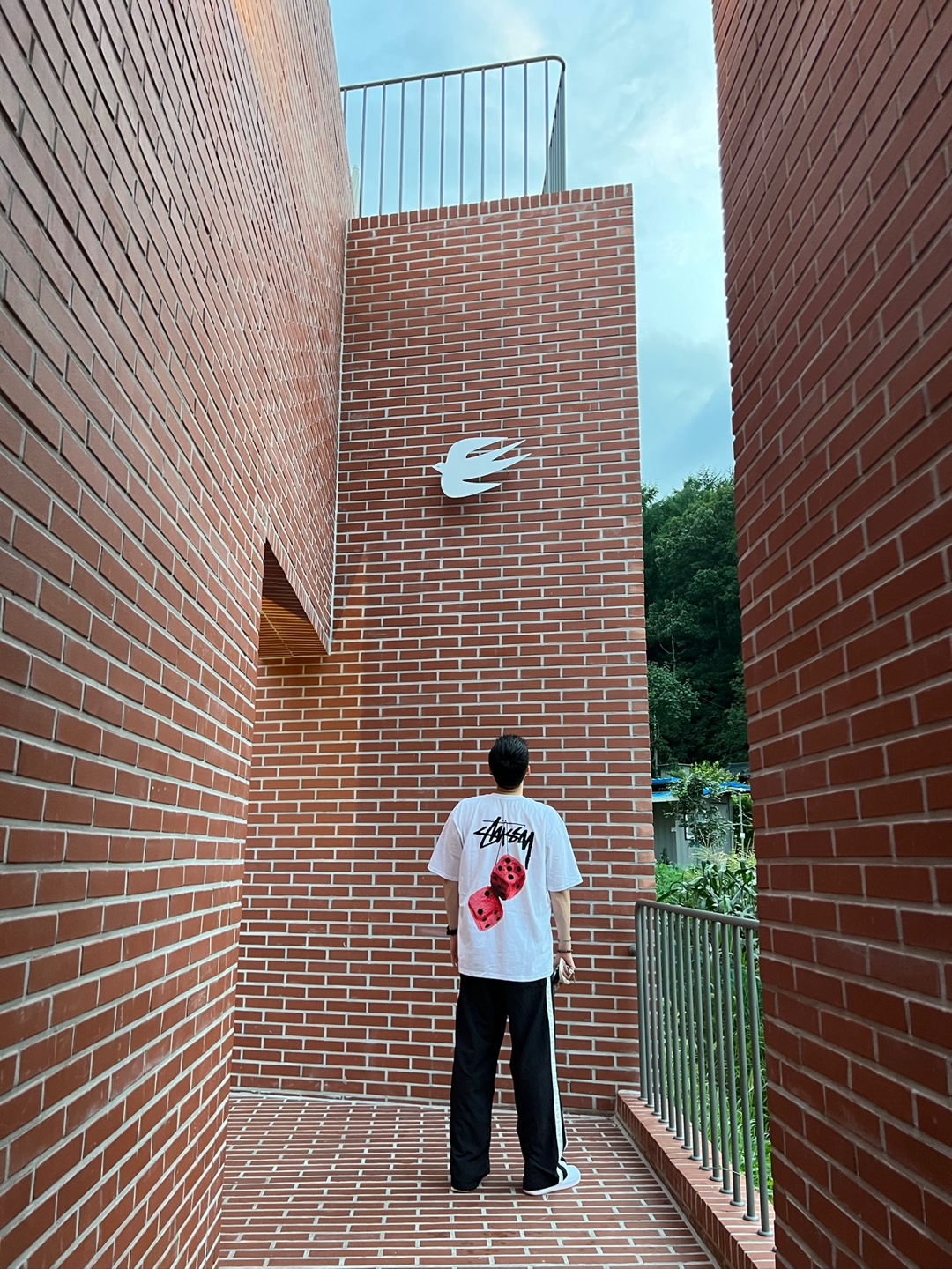 Nike Air Force 1 '07 Valentine's Day 2022, Stussy Fuzzy Dice T-Shirt White 착용 스타일 - 3