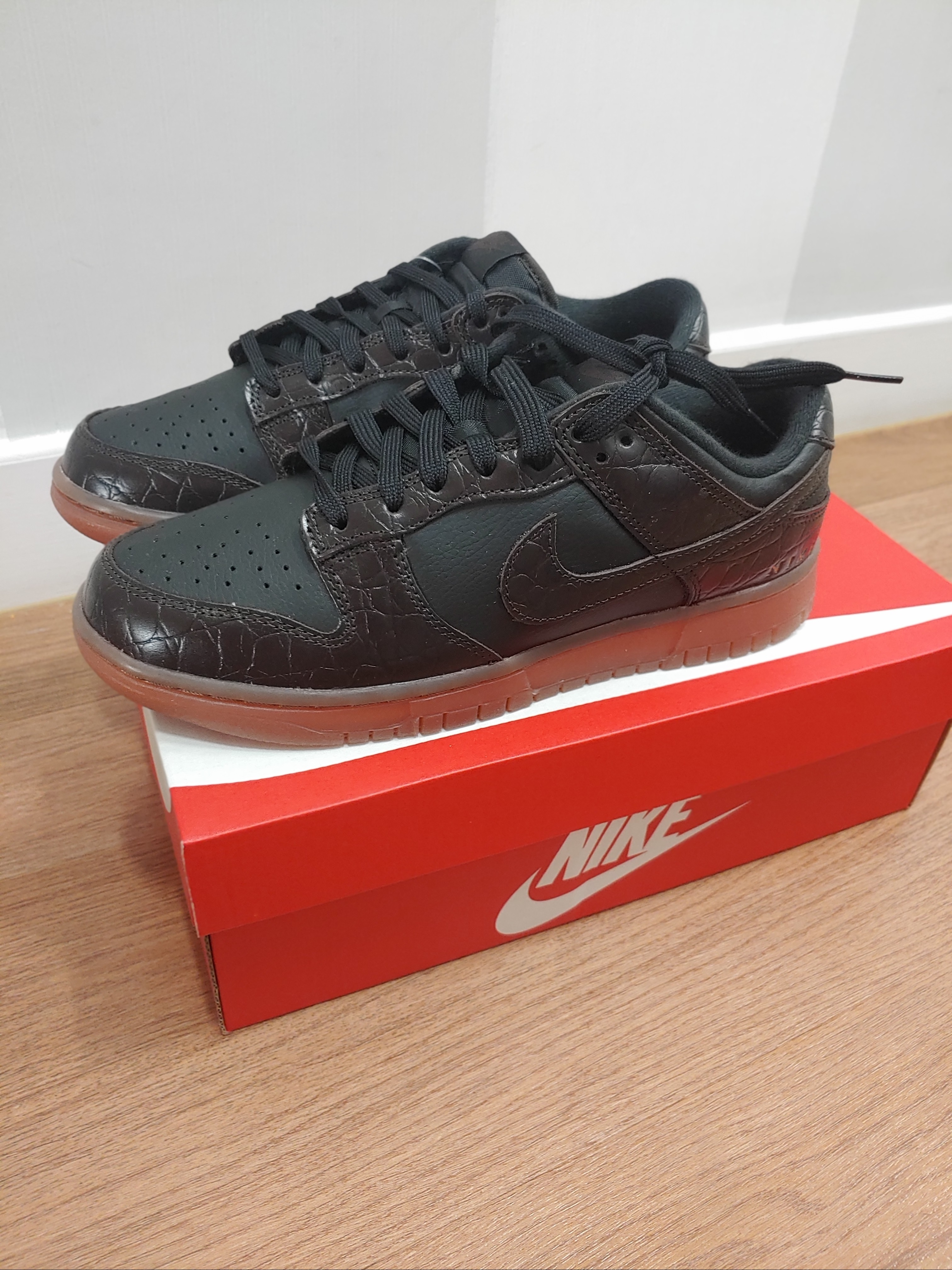 Nike Dunk Low SE Velvet Brown and Black 착용 스타일 - 1