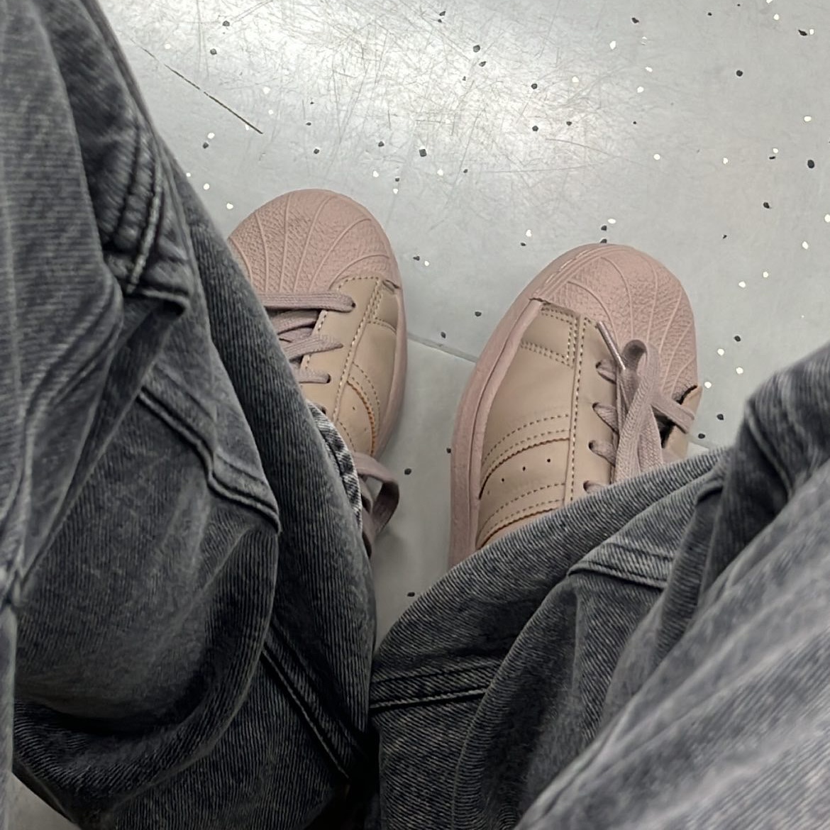Adidas Superstar Chalky Brown 착용 스타일