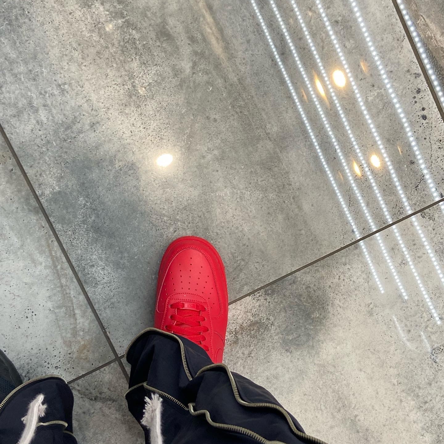Nike Air Force 1 '07 LV8 Low 1 Triple Red 착용 스타일 - 2