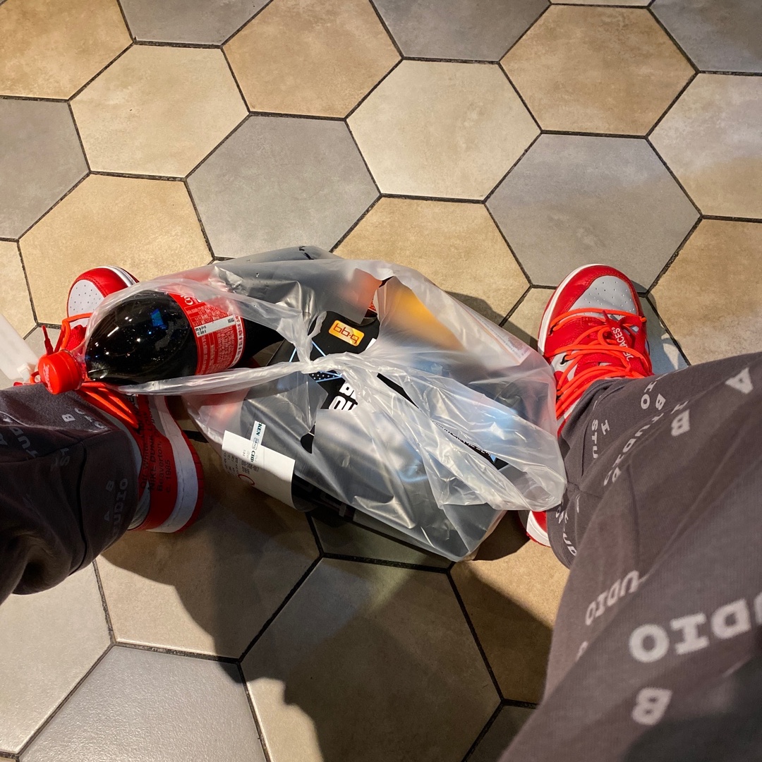 Nike x Off-White Dunk Low University Red, IAB Studio At Home Pajama Set Charcoal 착용 스타일