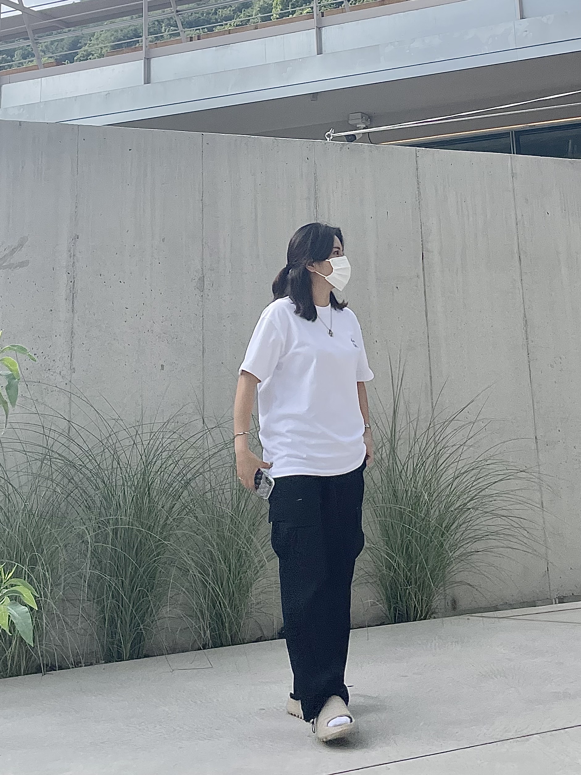 Adidas Yeezy Slide Pure - Re-Release Ver., Casetify x IAB Studio iPhone White Monogram Logo Impact Case Frost White 착용 스타일 - 3