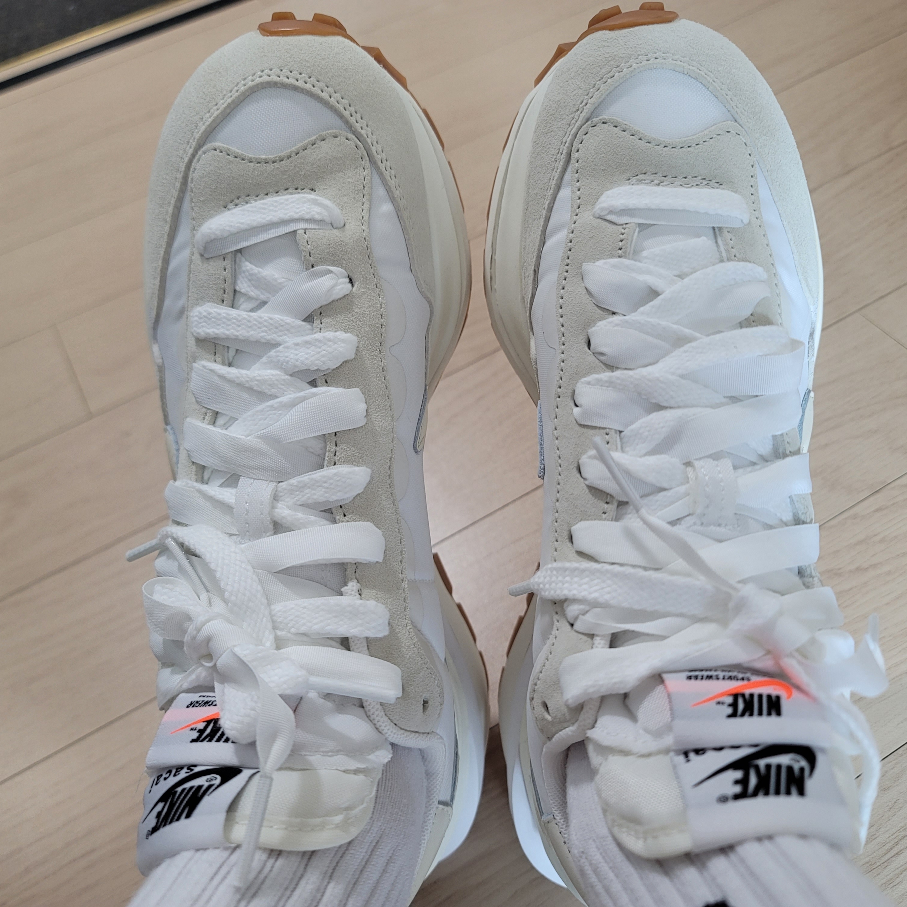 Nike x Sacai VaporWaffle White and Gum 착용 스타일