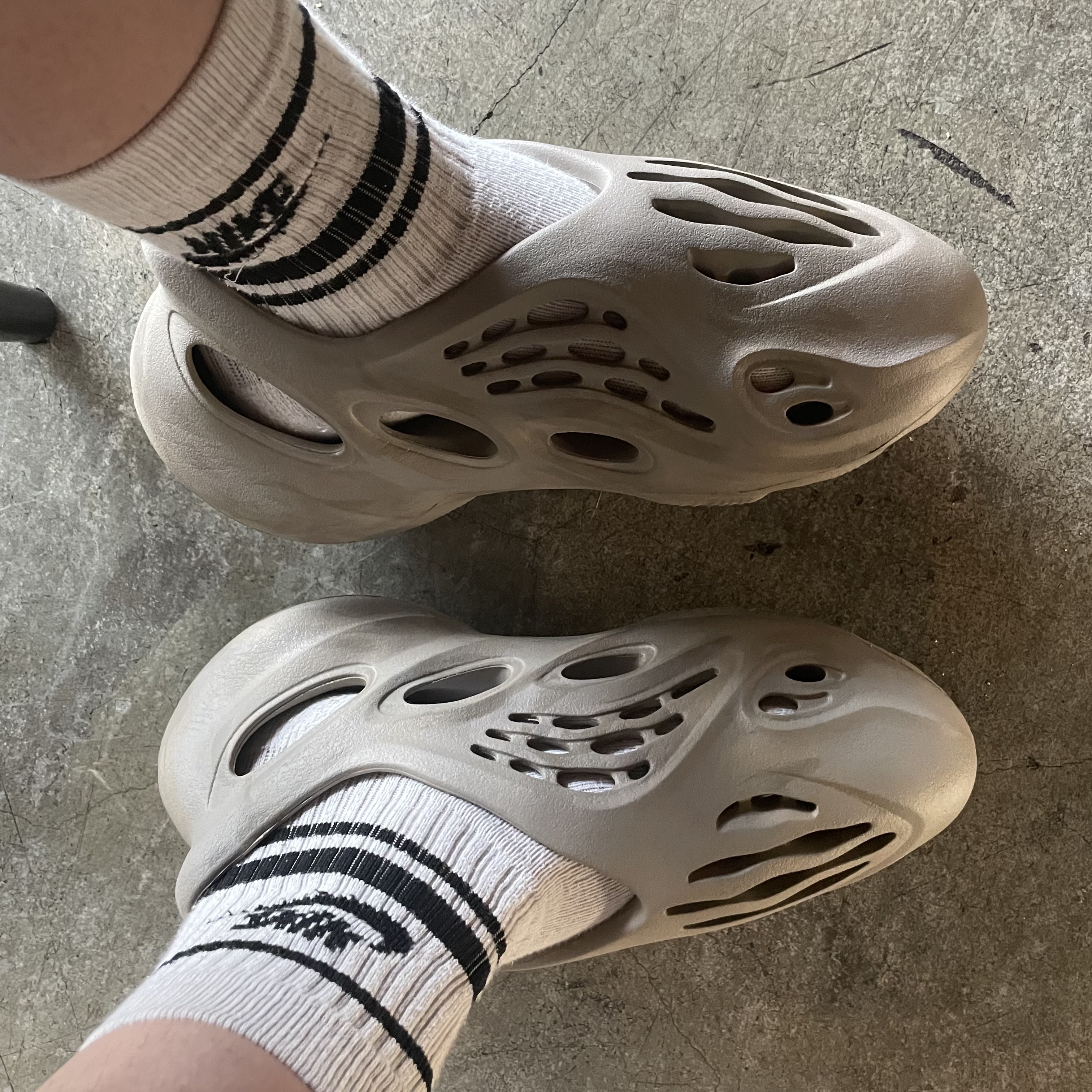 Adidas Yeezy Foam RNNR Stone Sage 착용 스타일