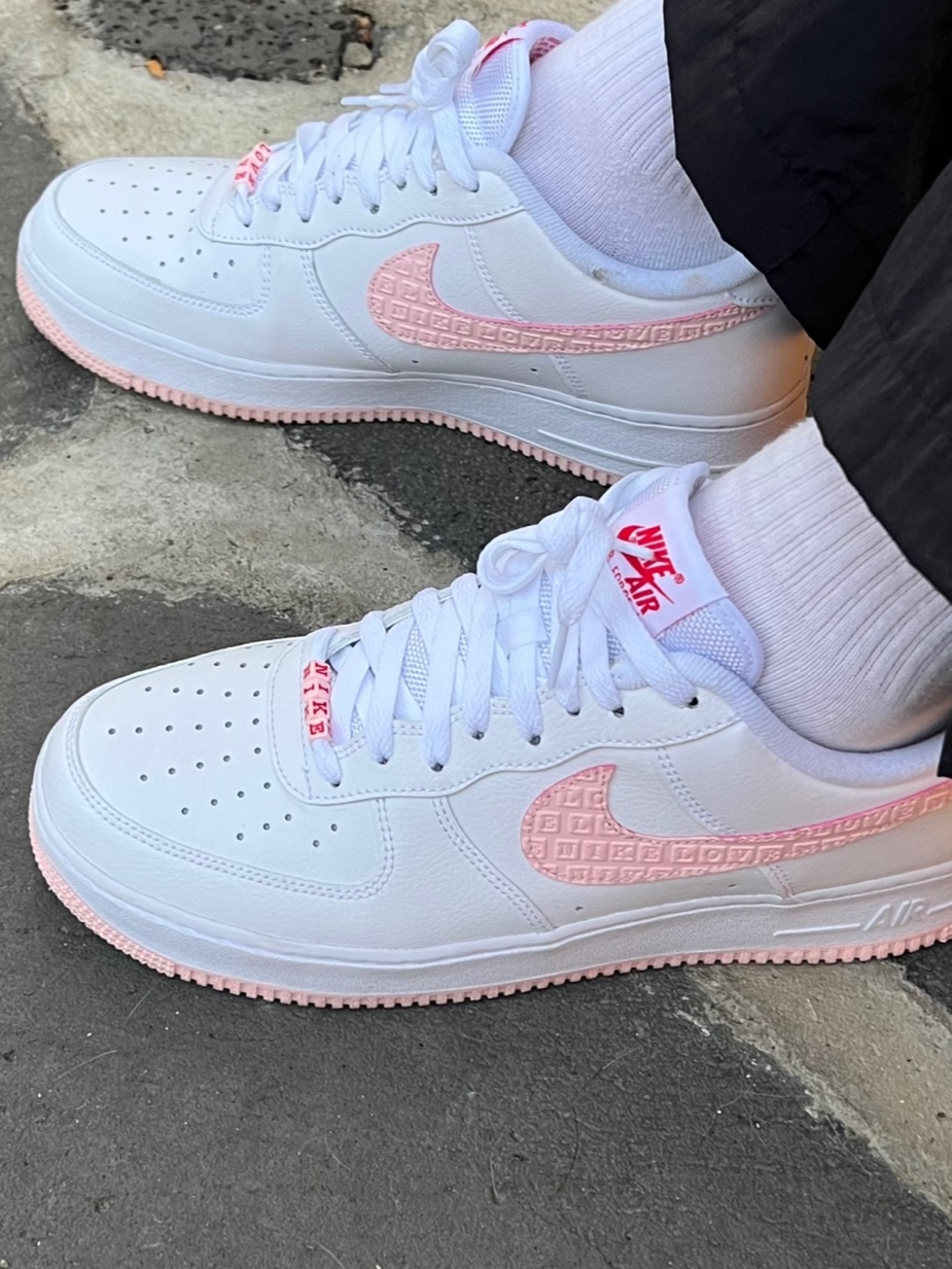 Nike Air Force 1 '07 Valentine's Day 2022, Stussy Fuzzy Dice T-Shirt White 착용 스타일 - 1