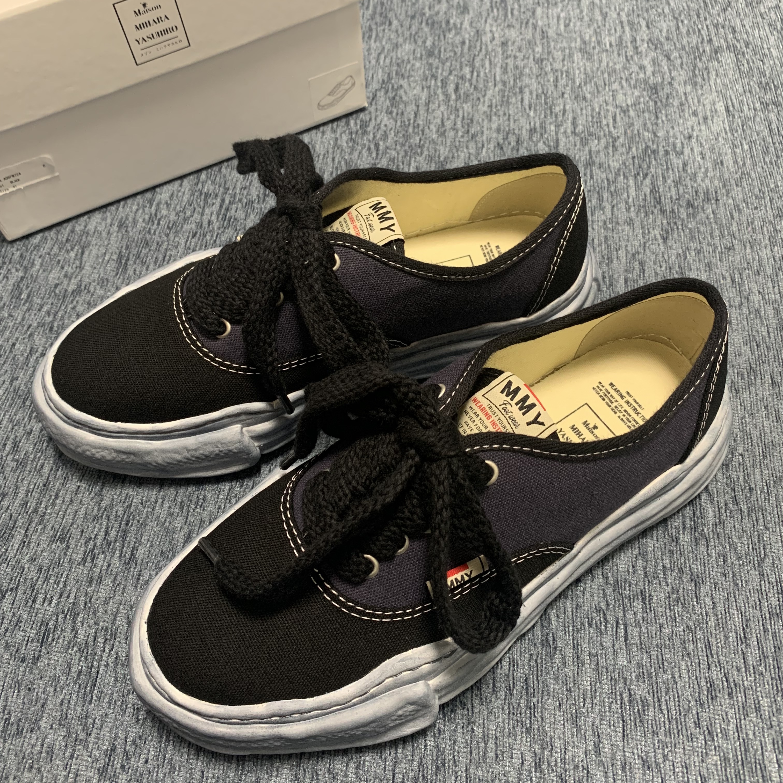 Maison Mihara Yasuhiro Baker OG Sole OD Canvas Low-top Sneakers Black 착용 스타일