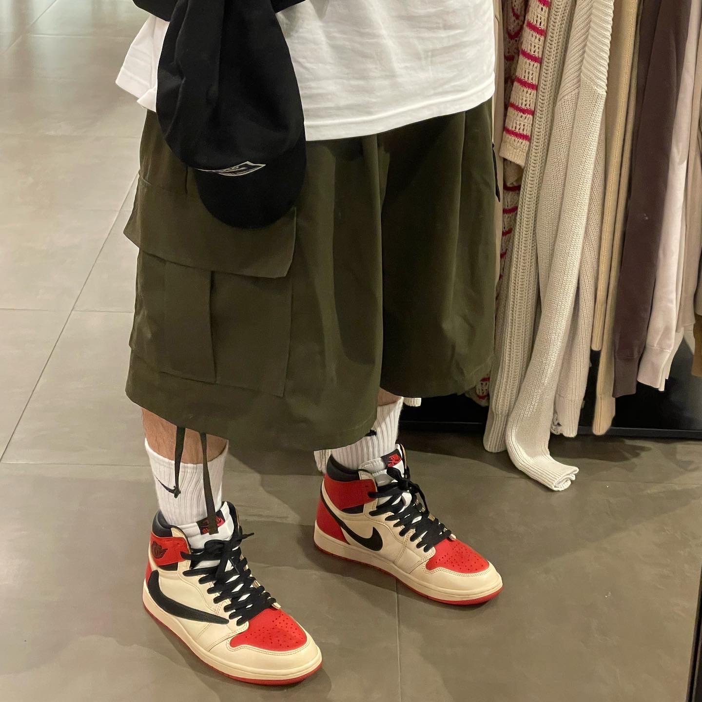 Jordan 1 Retro High OG Heritage, Jordan 1 x Travis Scott x Fragment Retro High OG SP Military Blue 착용 스타일 - 1