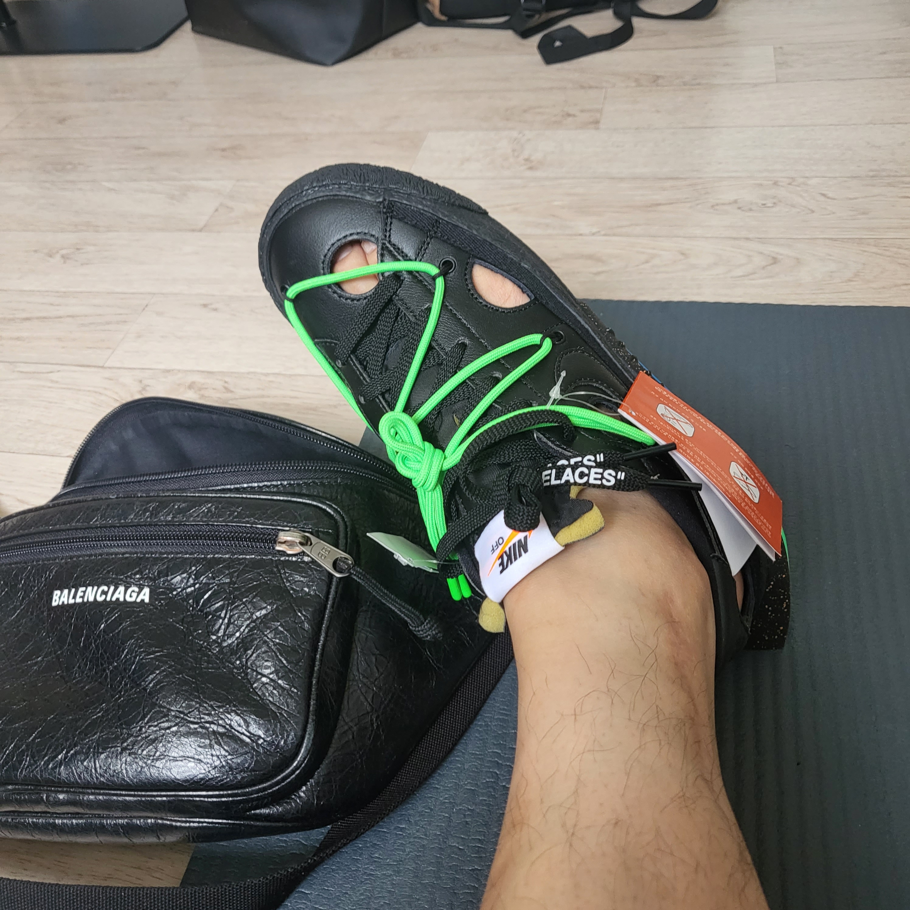 Nike x Off-White Blazer Low '77 Black and Electro Green 착용 스타일