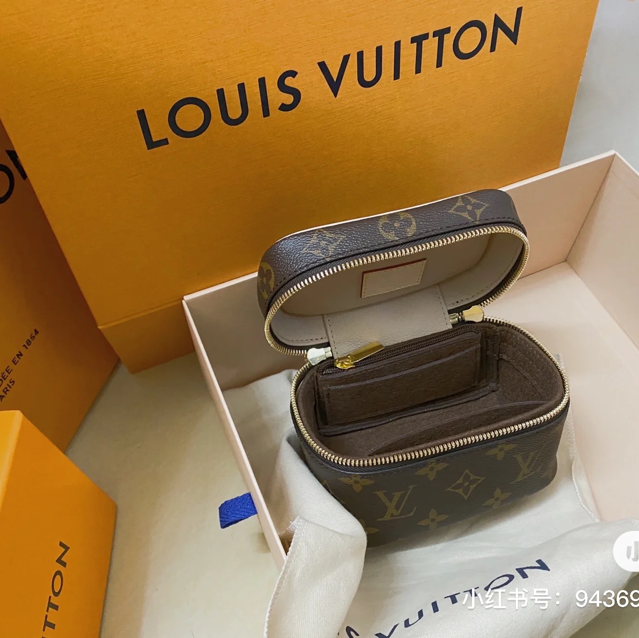 Louis Vuitton Nice Nano Toiletry Pouch Monogram 착용 스타일 - 4