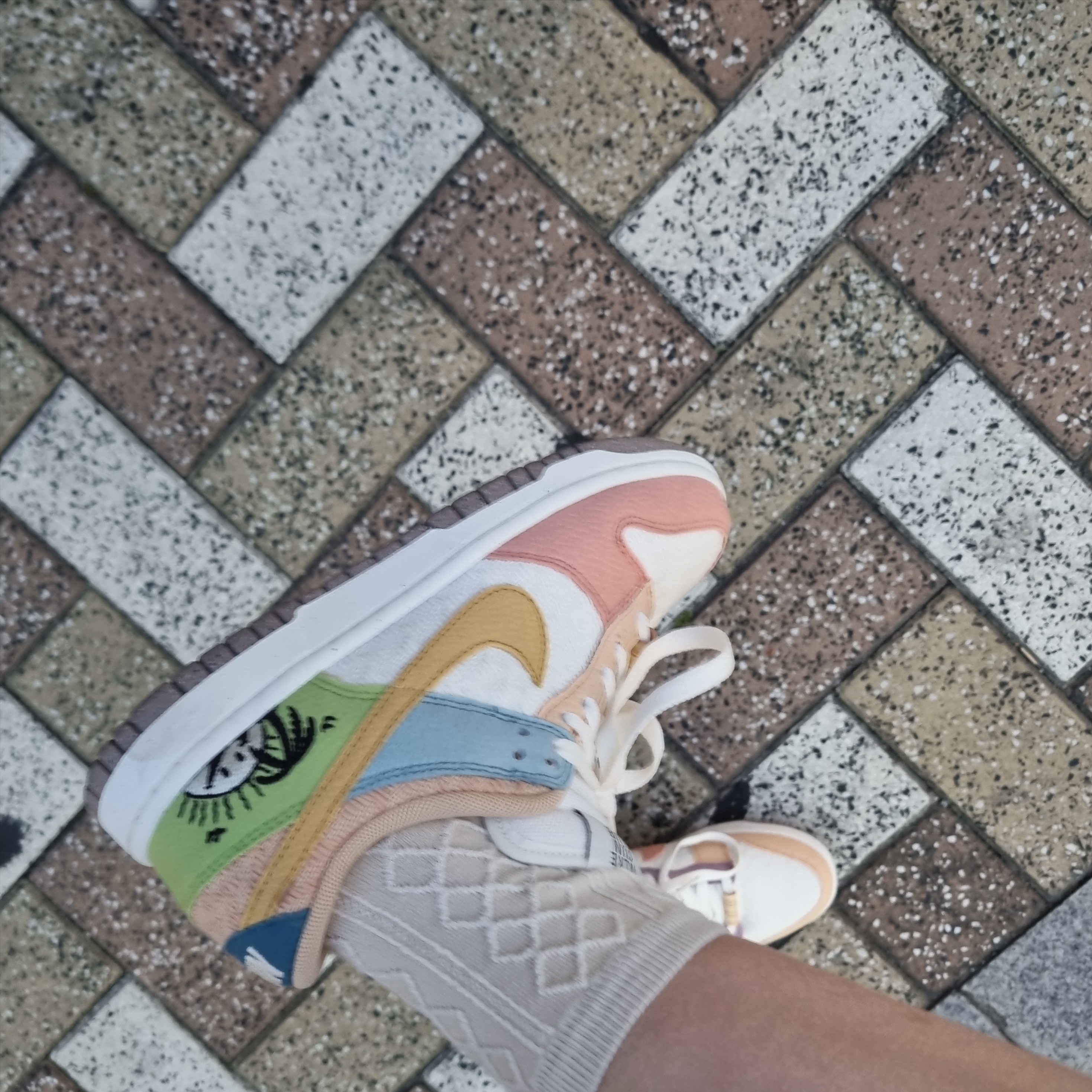 (W) Nike Dunk Low SE Sun Club Sanded Gold 착용 스타일 - 2