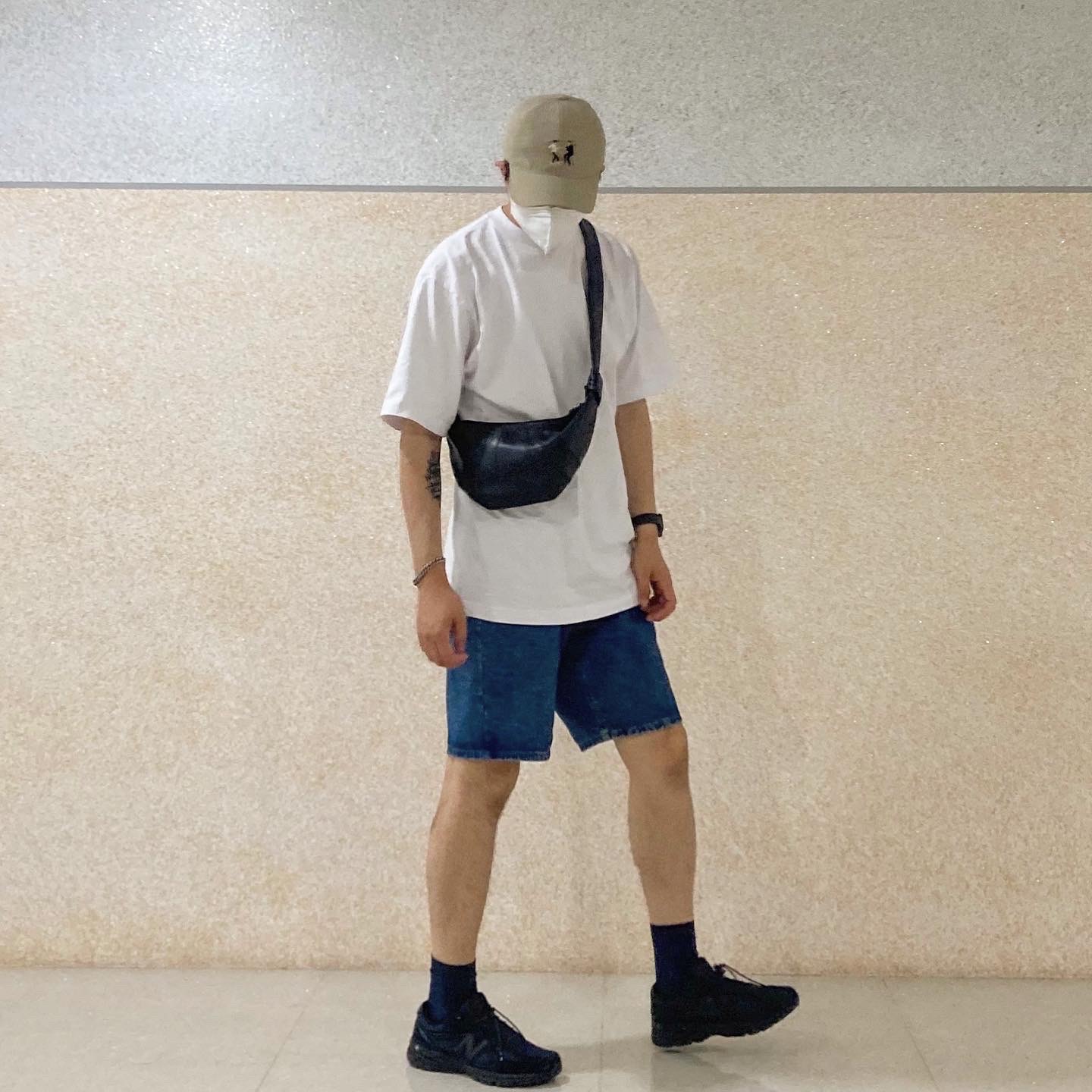 New Balance x JJJJound 990v4 Navy, Lemaire Small Croissant Bag Soft Nappa Leather Black 착용 스타일 - 2