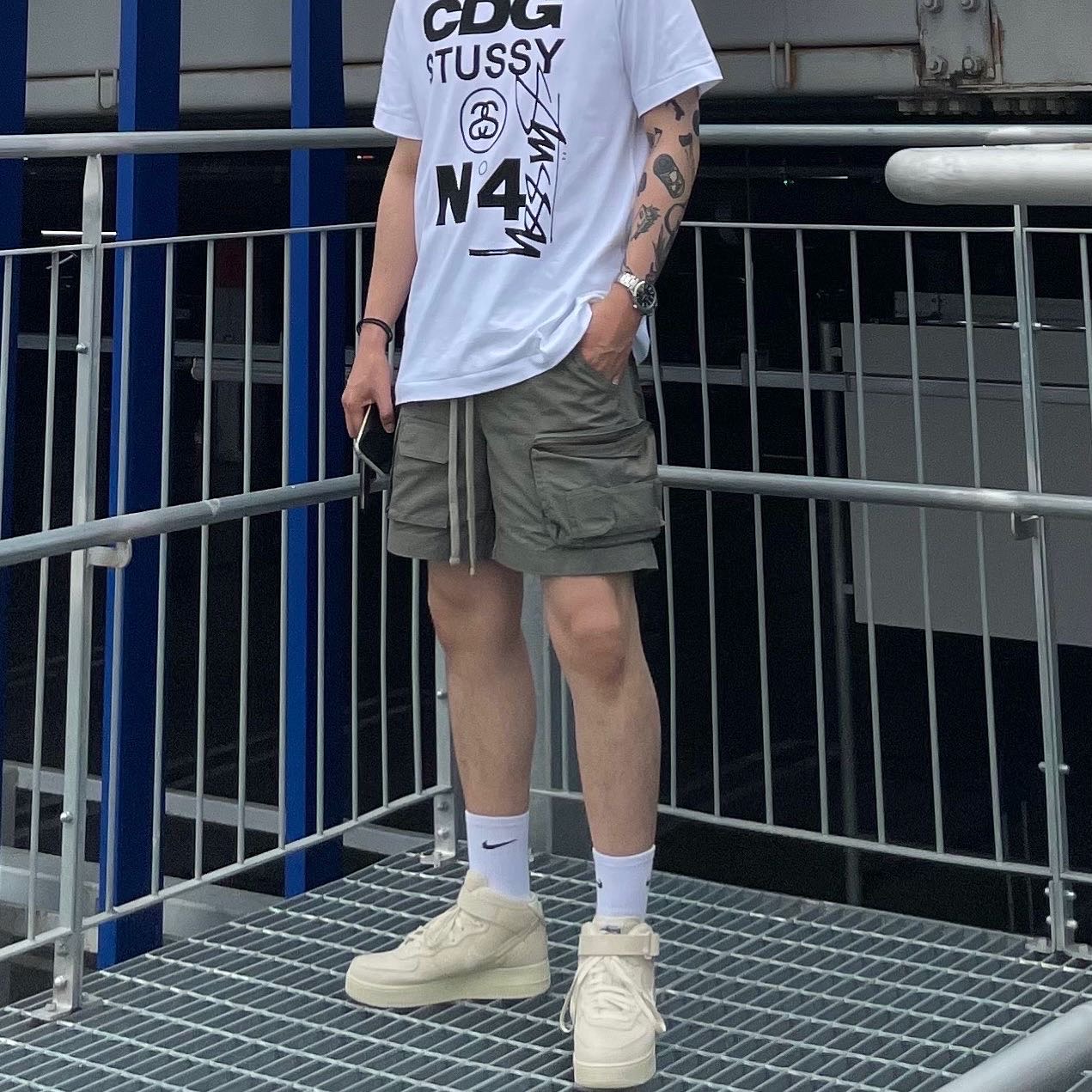 Nike x Stussy Air Force 1 '07 Mid SP Fossil, CDG x Stussy T-Shirt White 착용 스타일 - 2