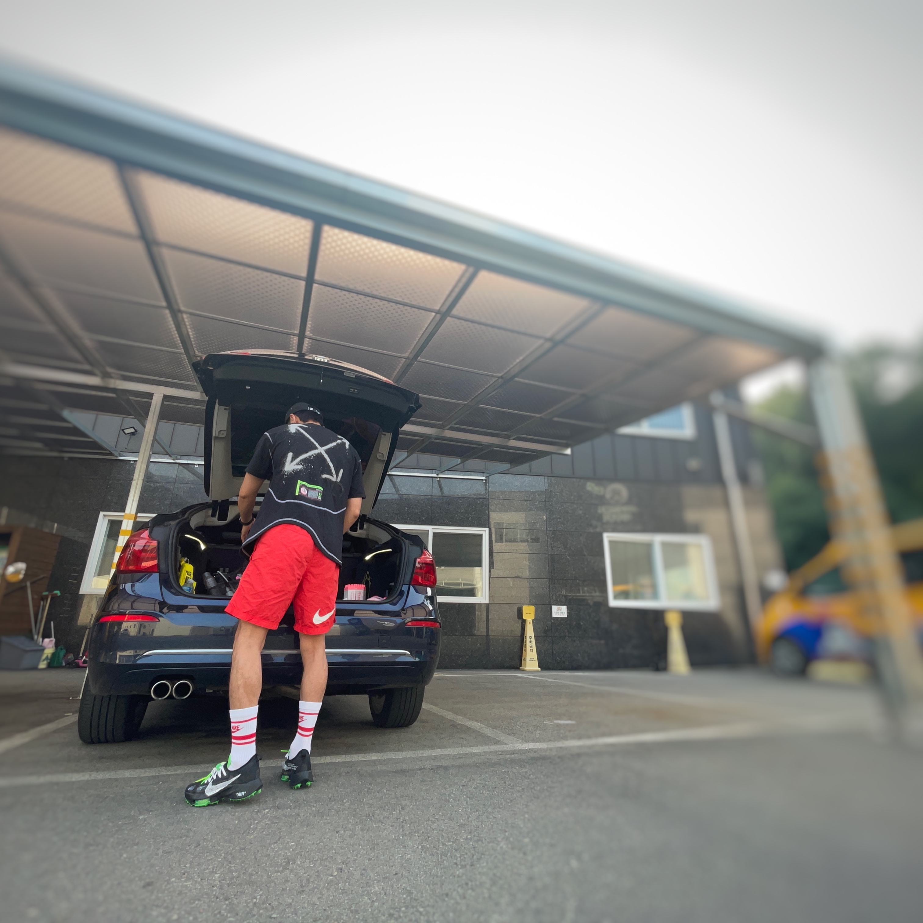 Nike x Off-White NRG RU Short Sleeve T-Shirt, Nike x Stussy Water Shorts Habanero Red 착용 스타일 - 2