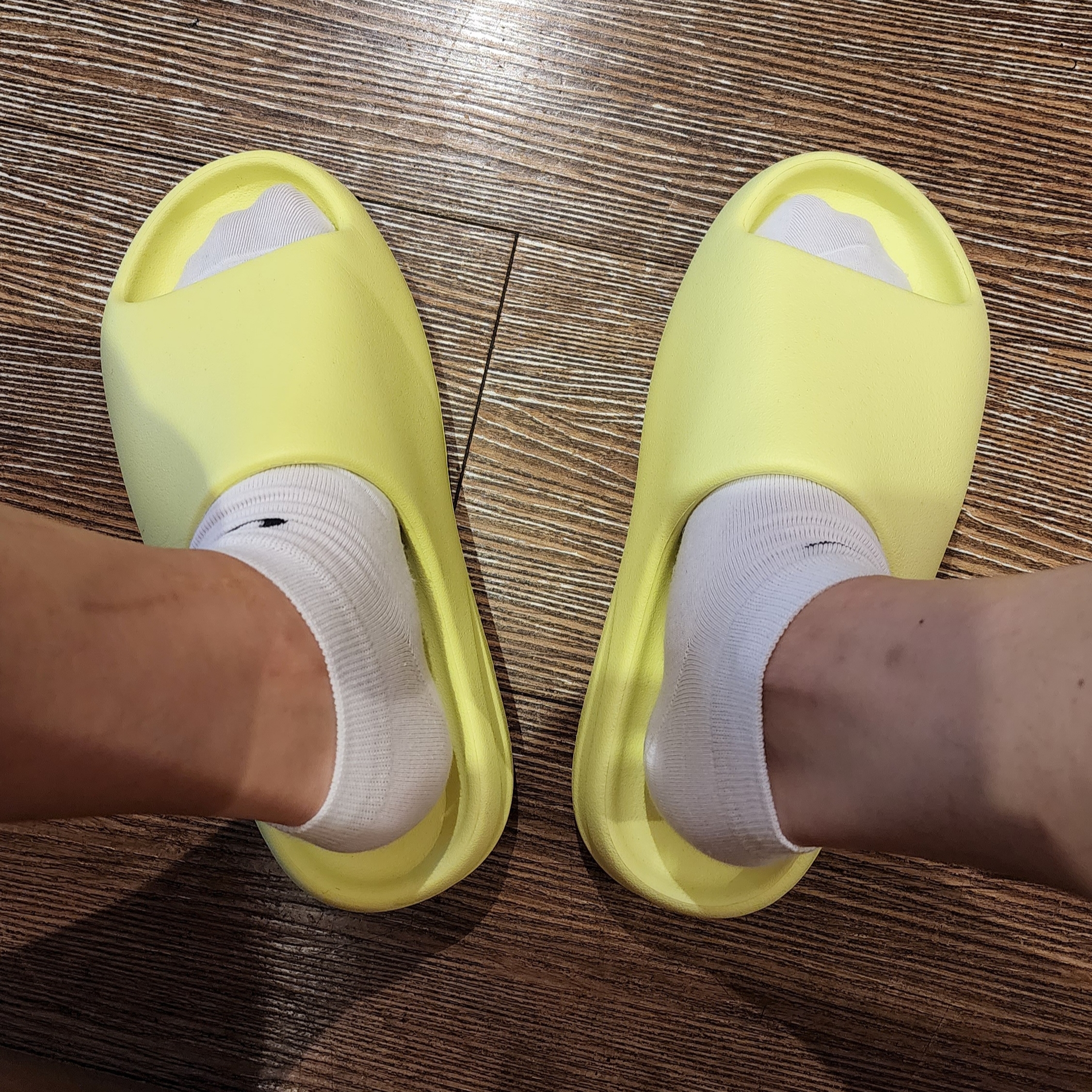 Adidas Yeezy Slide Glow Green 2022/2023 착용 스타일