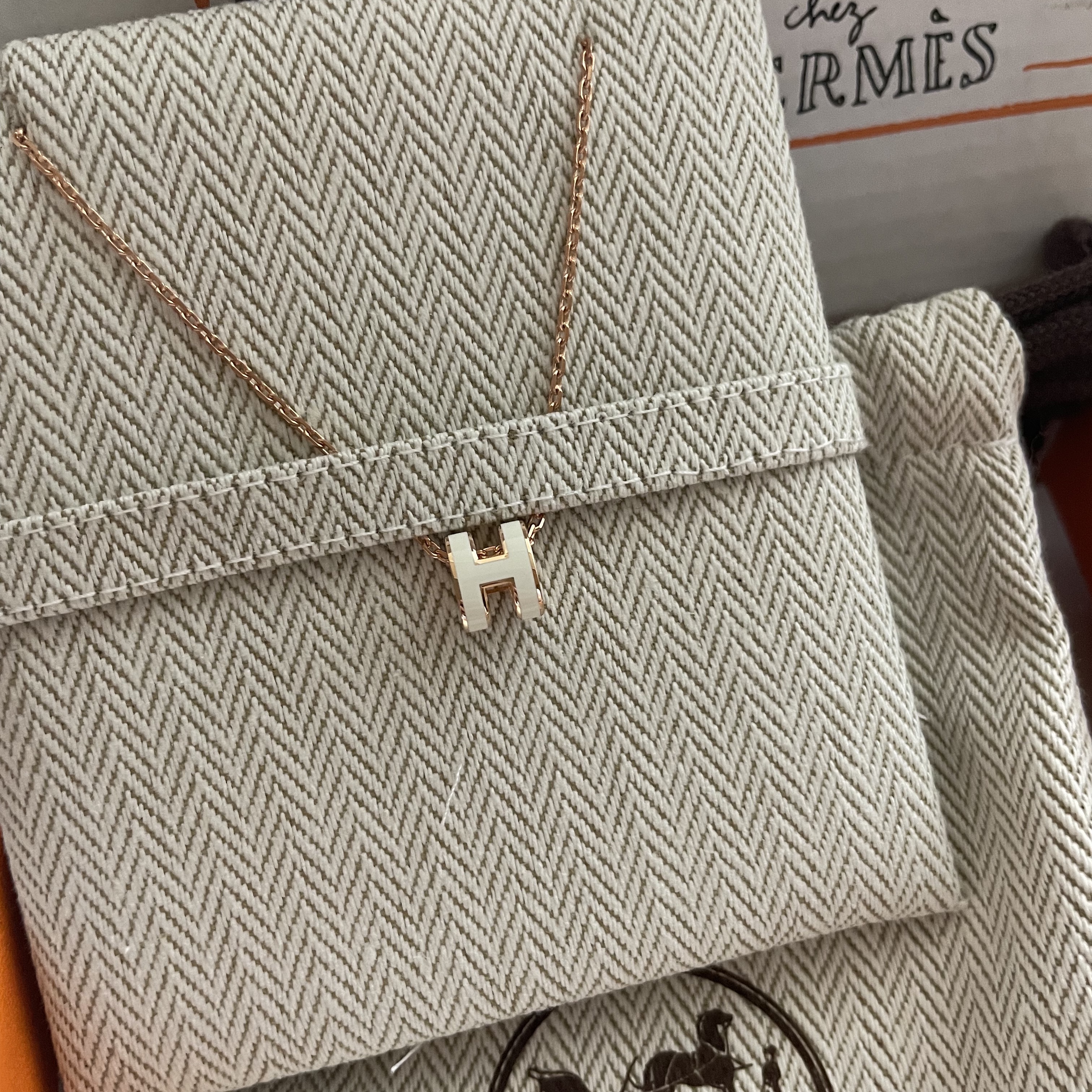 (W) Hermes Mini Pop H Pendant Rose Gold & Blanc 착용 스타일