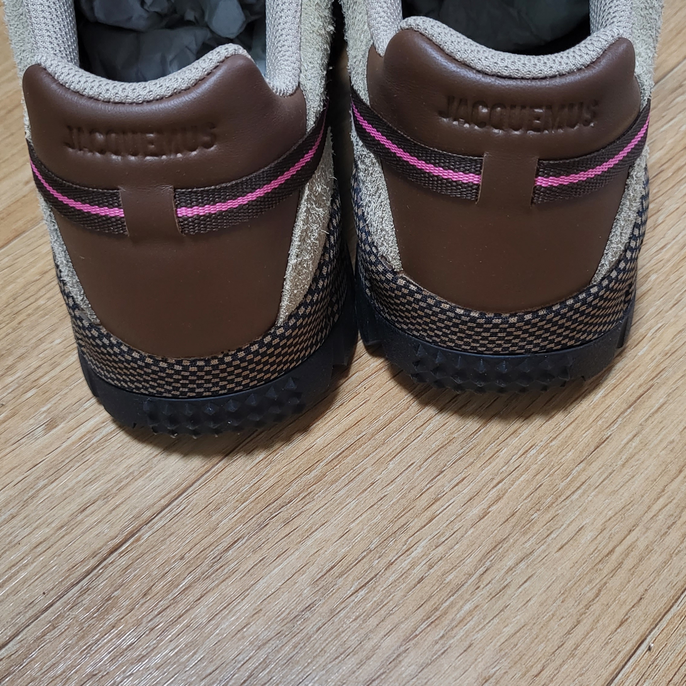 Nike x Jacquemus Air Humara LX Ale Brown and Gold 착용 스타일 - 5