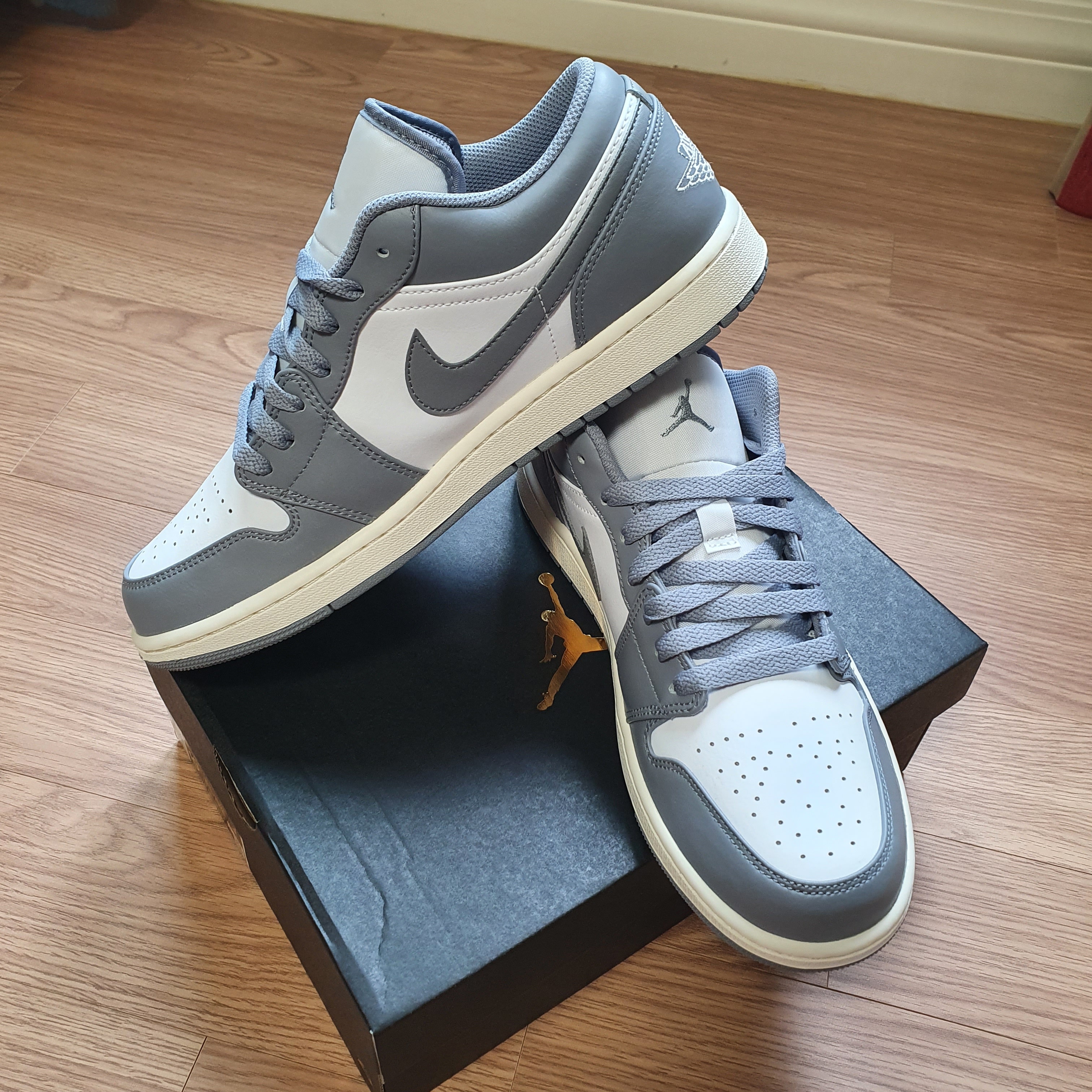 Jordan 1 Low Stealth and White 착용 스타일