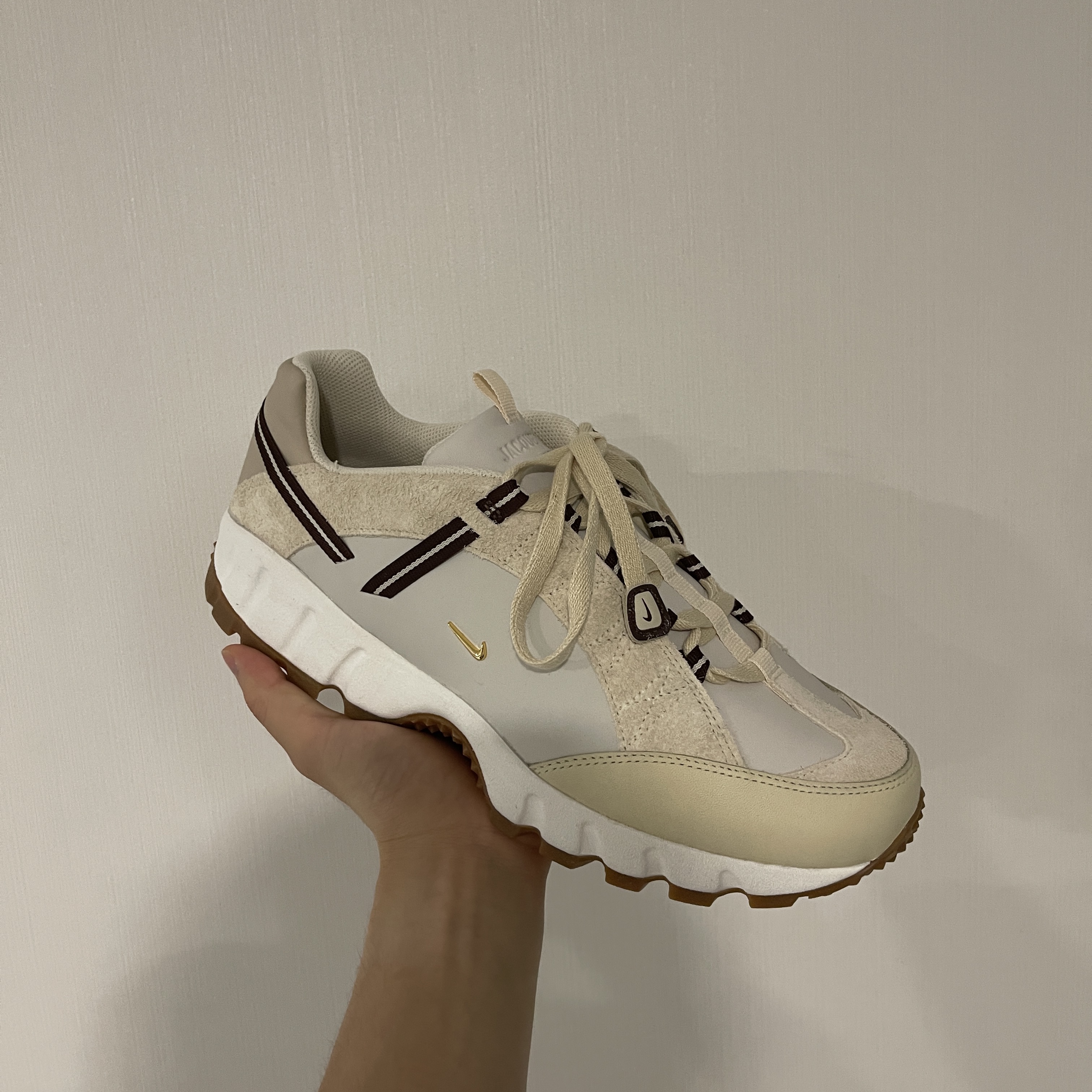 Nike x Jacquemus Air Humara LX Light Bone and Gold 착용 스타일 - 1