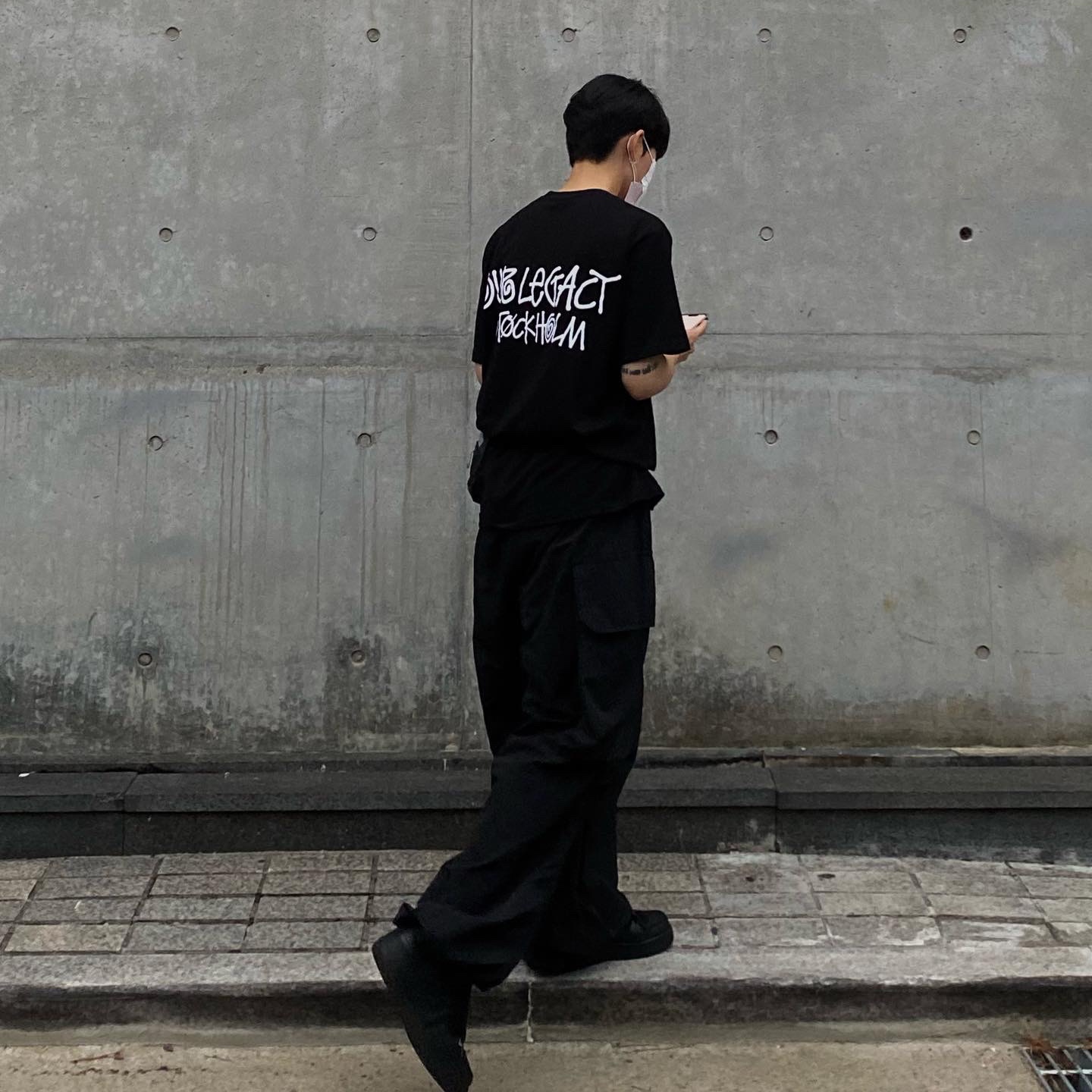 Stussy x Our Legacy x Denim Tears Stockholm T-Shirt Black, Nike Air Force 1 '07 Low Triple Black 착용 스타일 - 1