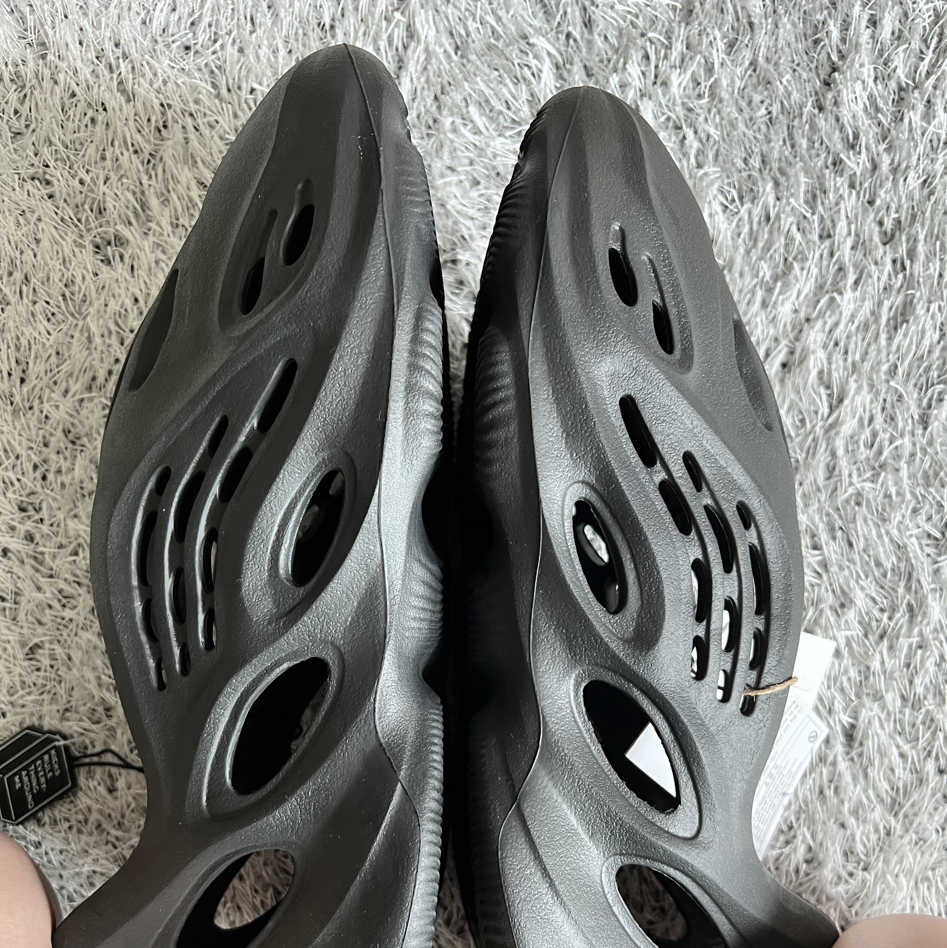 Adidas Yeezy Foam RNNR Onyx 착용 스타일 - 2