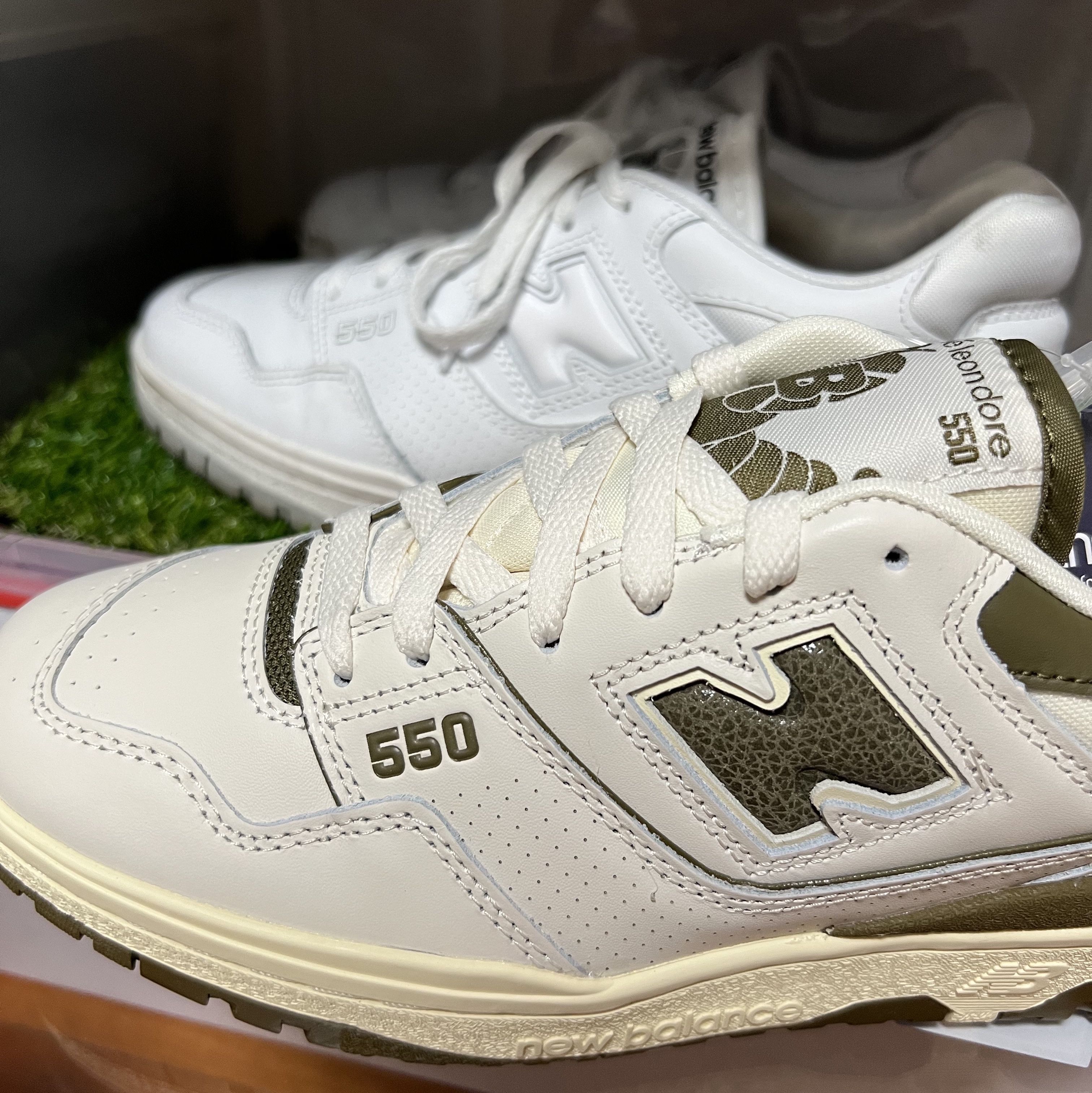 New Balance x Aime Leon Dore 550 Olive, New Balance 550 White - 2E Wide 착용 스타일 - 3