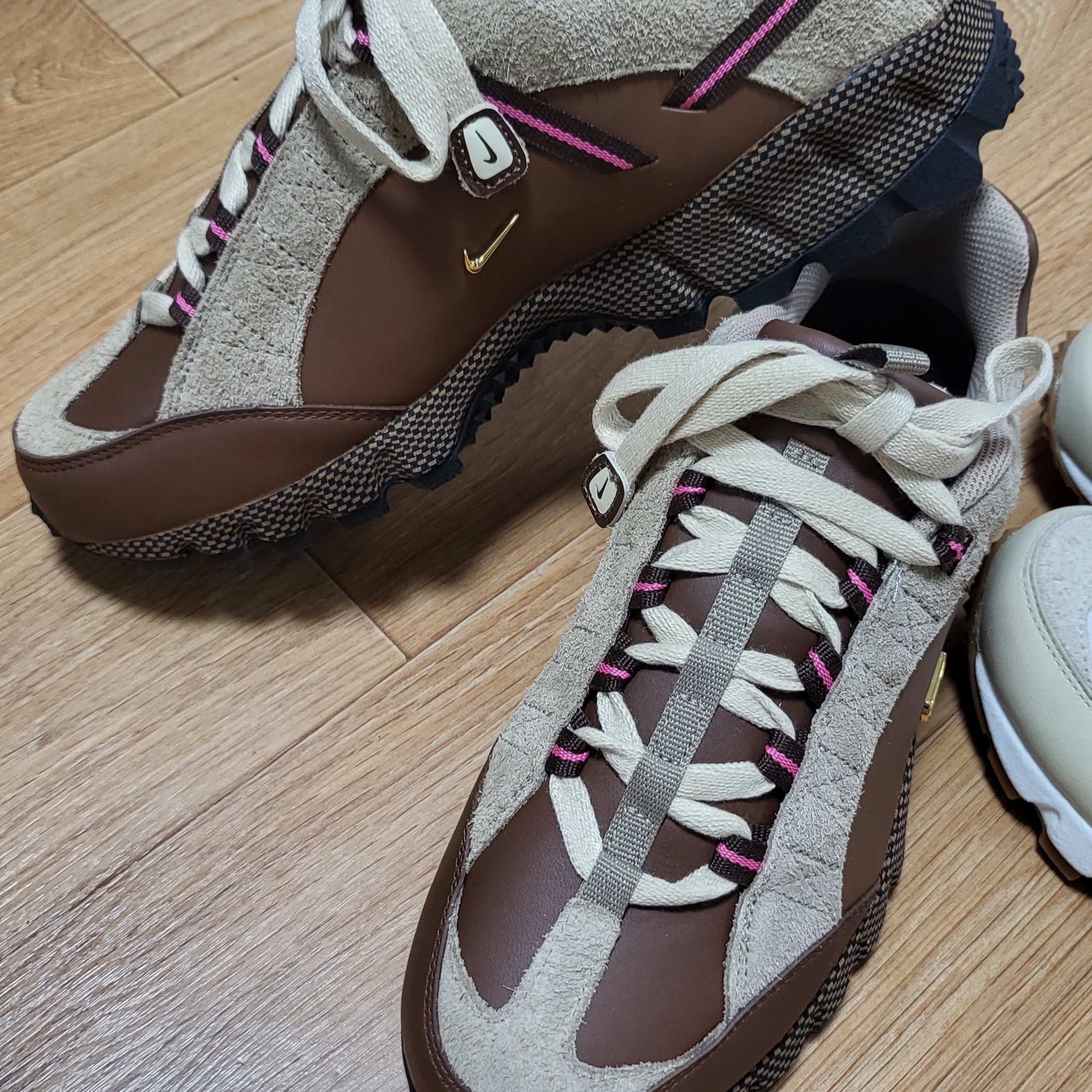 Nike x Jacquemus Air Humara LX Ale Brown and Gold 착용 스타일 - 1