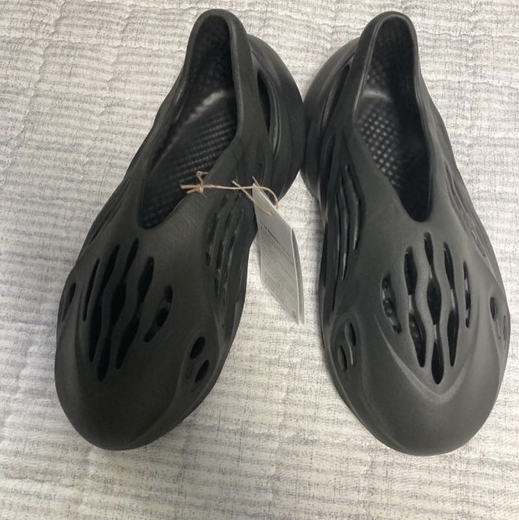 Adidas Yeezy Foam RNNR Onyx 착용 스타일 - 1