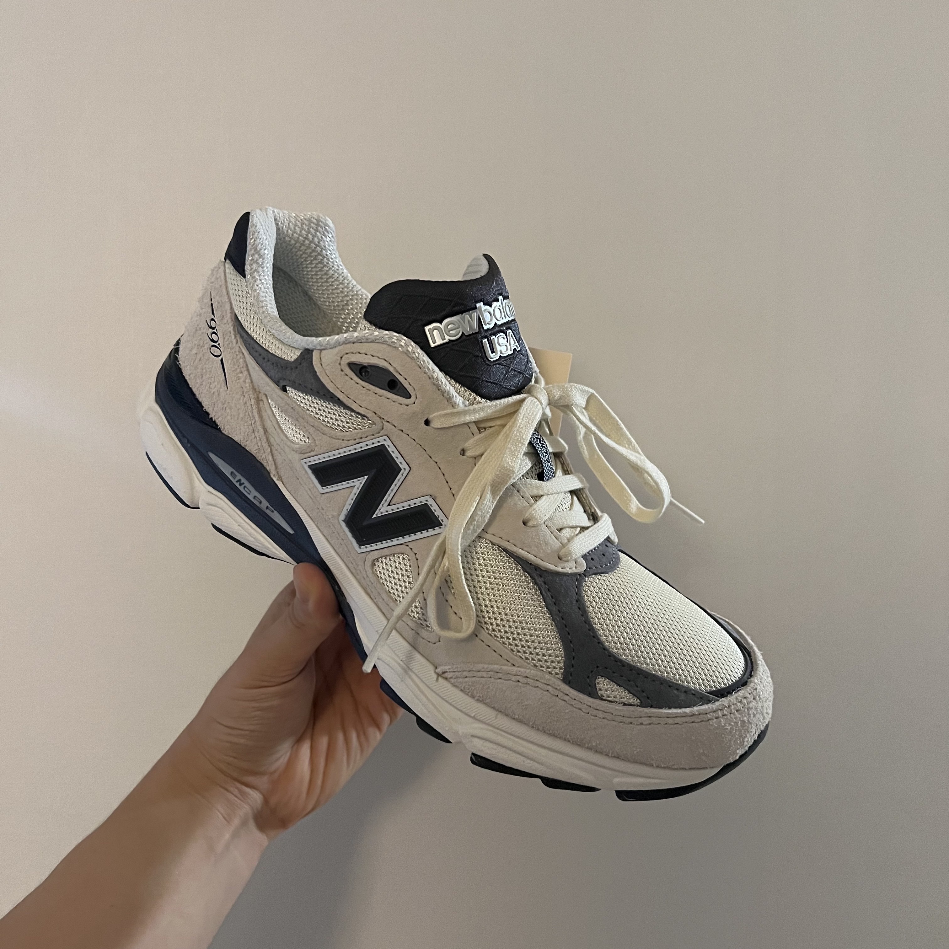 New Balance 990v3 Made in USA Moonbeam Macadamia Nut 착용 스타일