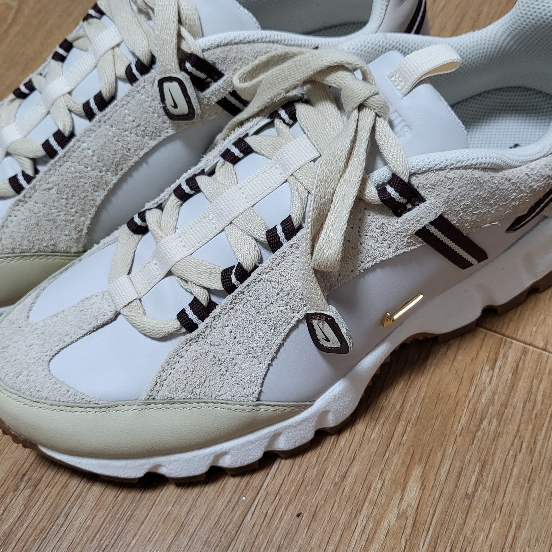 Nike x Jacquemus Air Humara LX Light Bone and Gold 착용 스타일 - 2