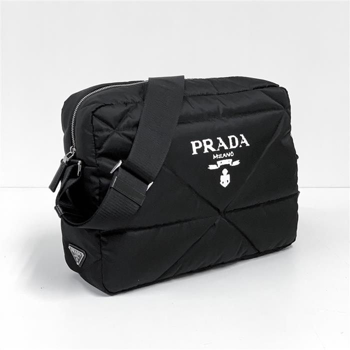Prada Logo Quilted Cross Bag Black 착용 스타일 - 2