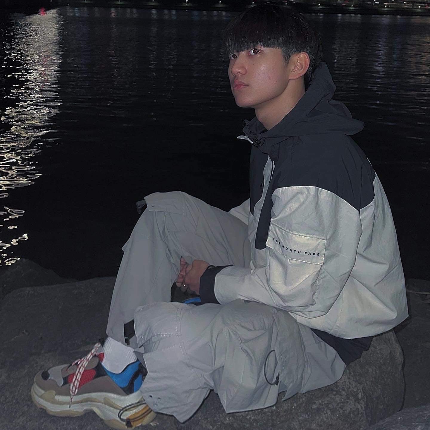 Balenciaga Triple S Grey Red Blue 2018 Reissue 착용 스타일 - 1