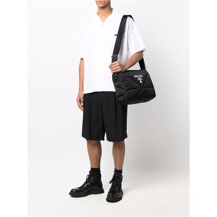 Prada Logo Quilted Cross Bag Black 착용 스타일 - 1
