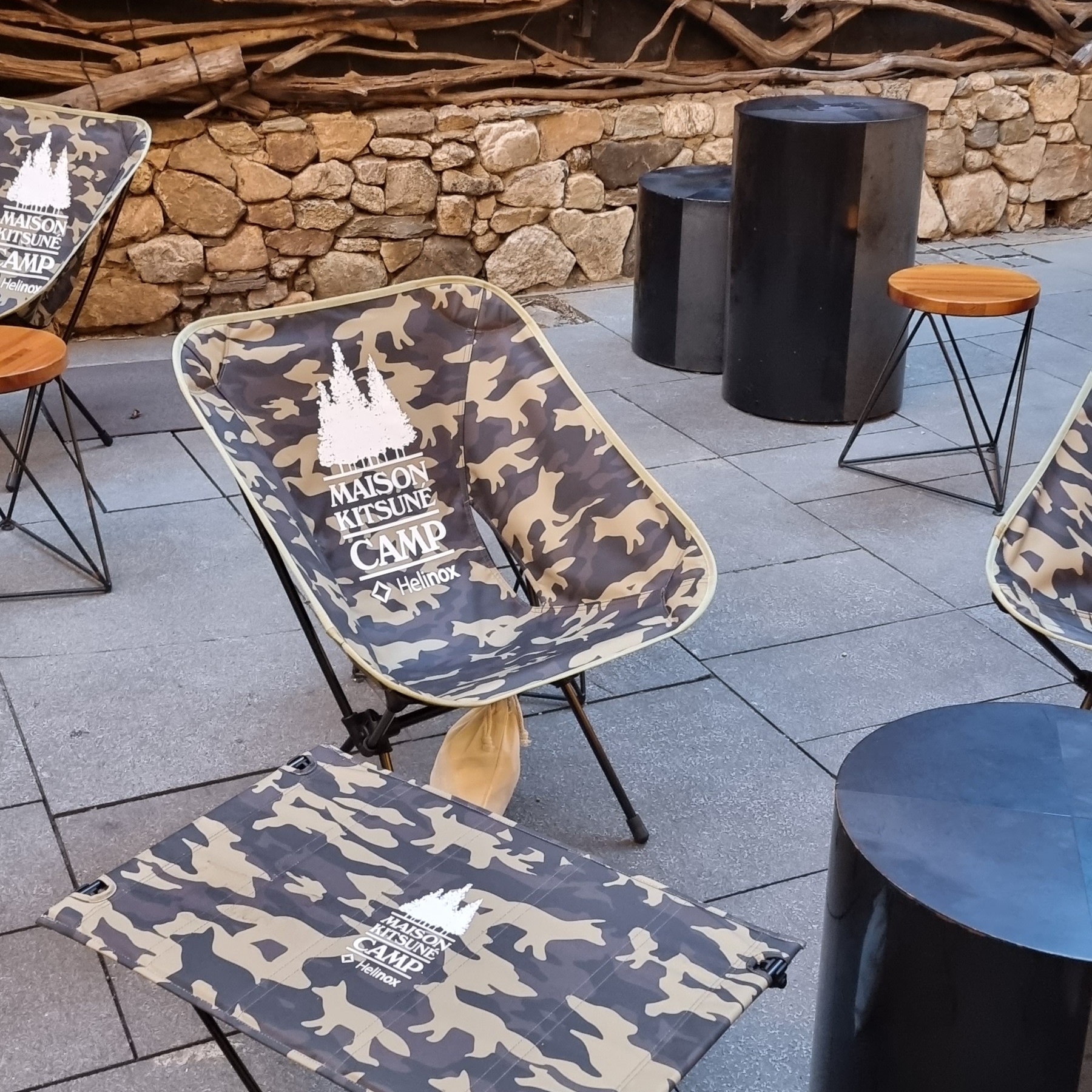 Helinox x Maison Kitsune Chair L MK Camo, Helinox x Maison Kitsune Table M MK Camo 착용 스타일