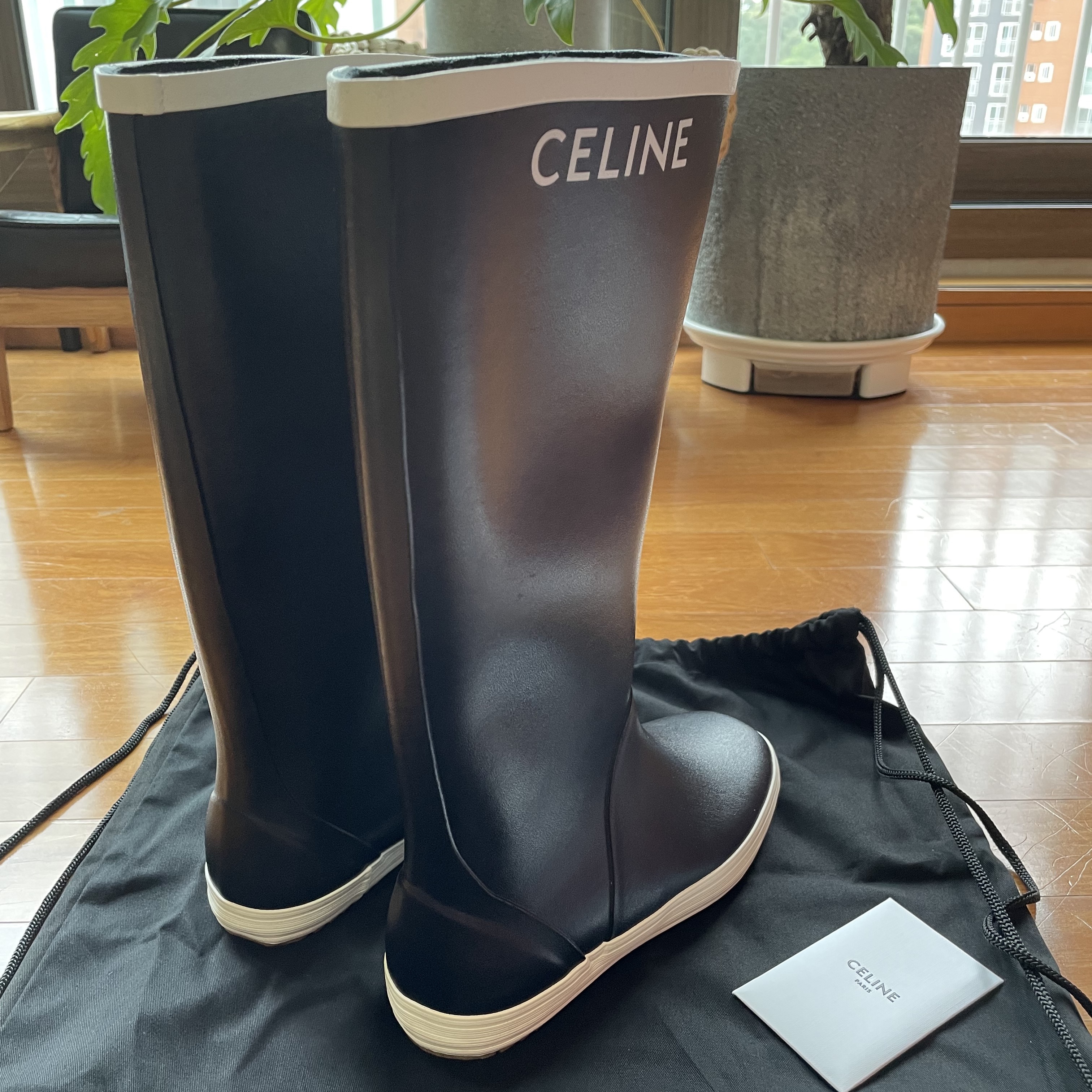 (W) Celine Flat Mid Boot Les Bottles De Pont Celine in Natural Rubber Navy 착용 스타일 - 3