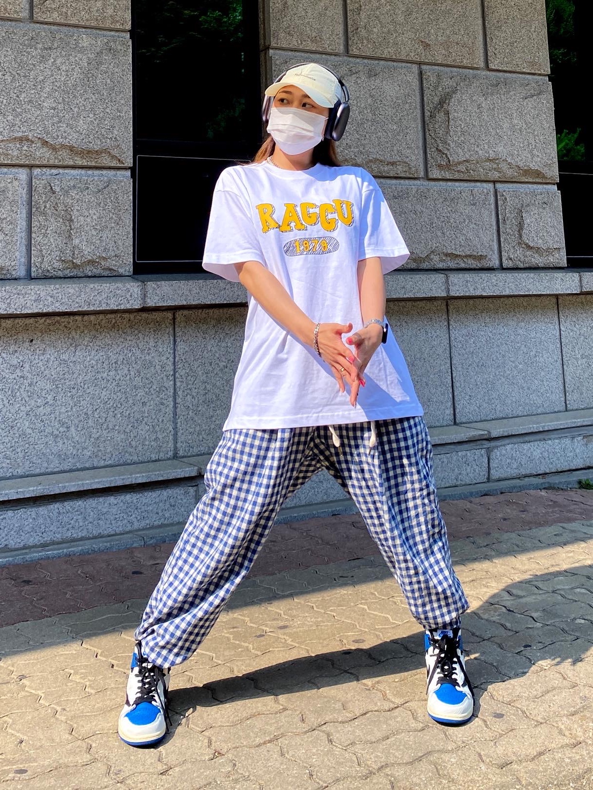 Jordan 1 x Travis Scott x Fragment Retro High OG SP Military Blue, Apple AirPods Max Lightning Space Gray (Korean Ver.) 착용 스타일 - 1