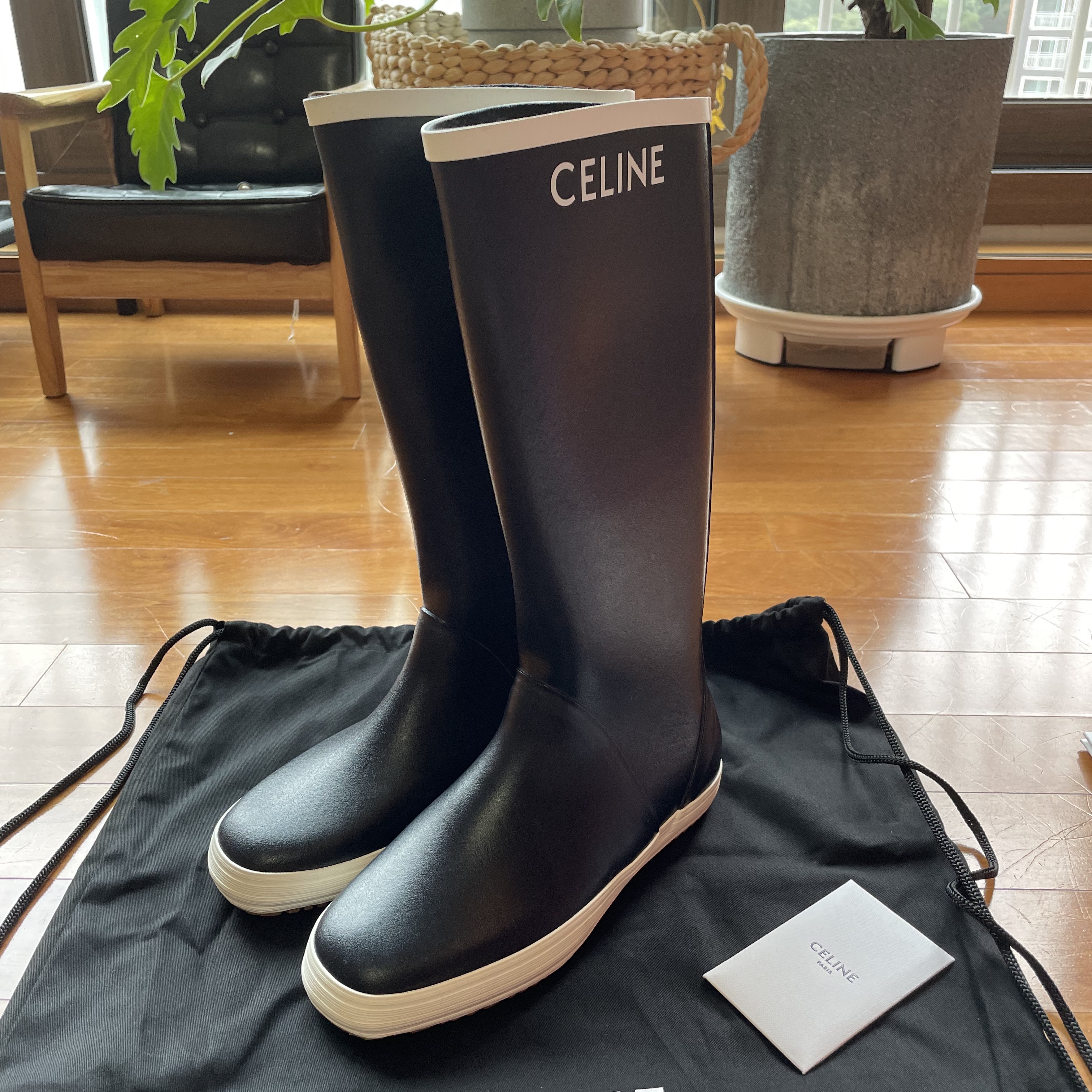 (W) Celine Flat Mid Boot Les Bottles De Pont Celine in Natural Rubber Navy 착용 스타일 - 2